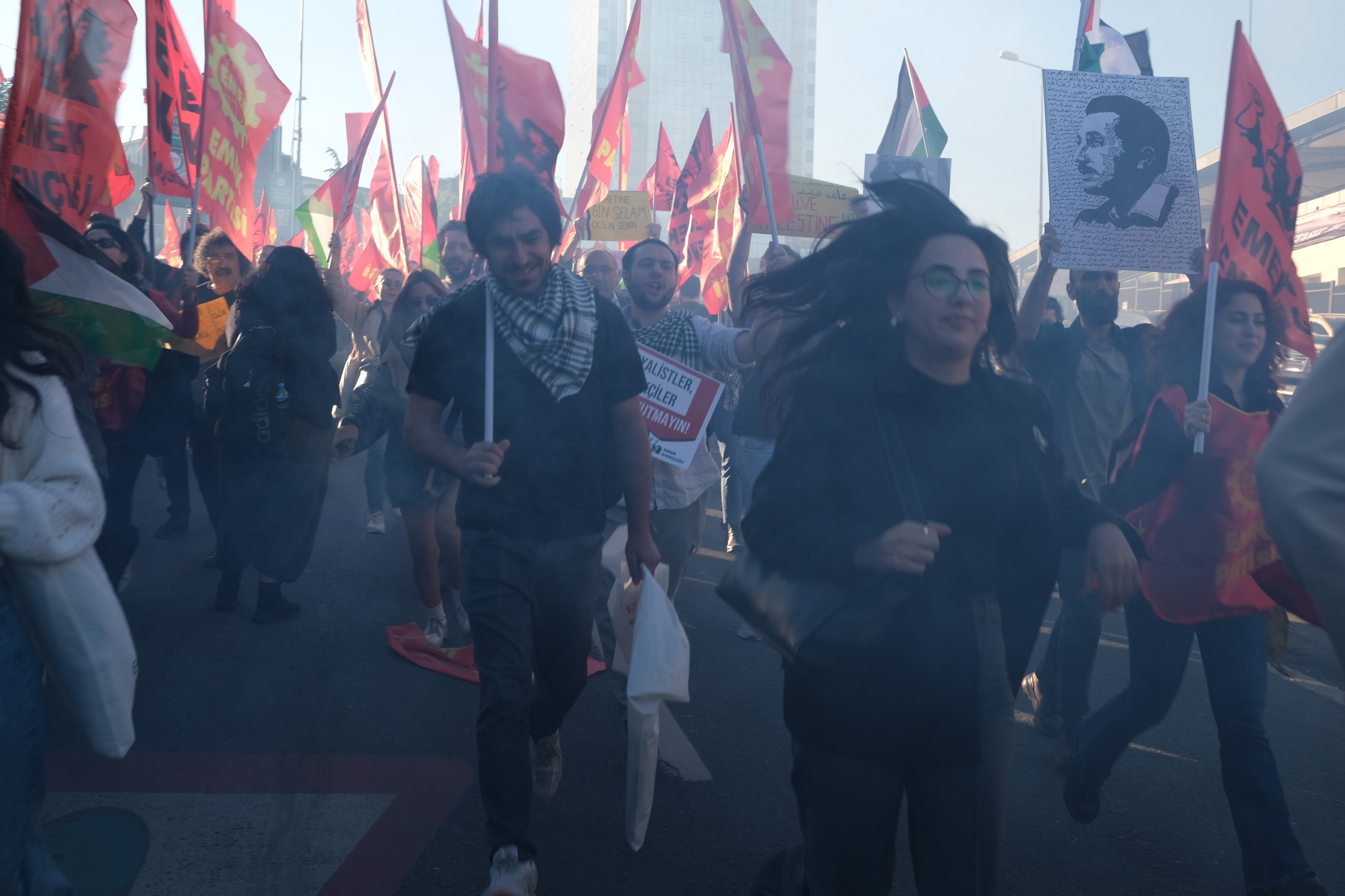 emek gençliği üyeleri denizleri anmak için taksim akm önünde toplandı