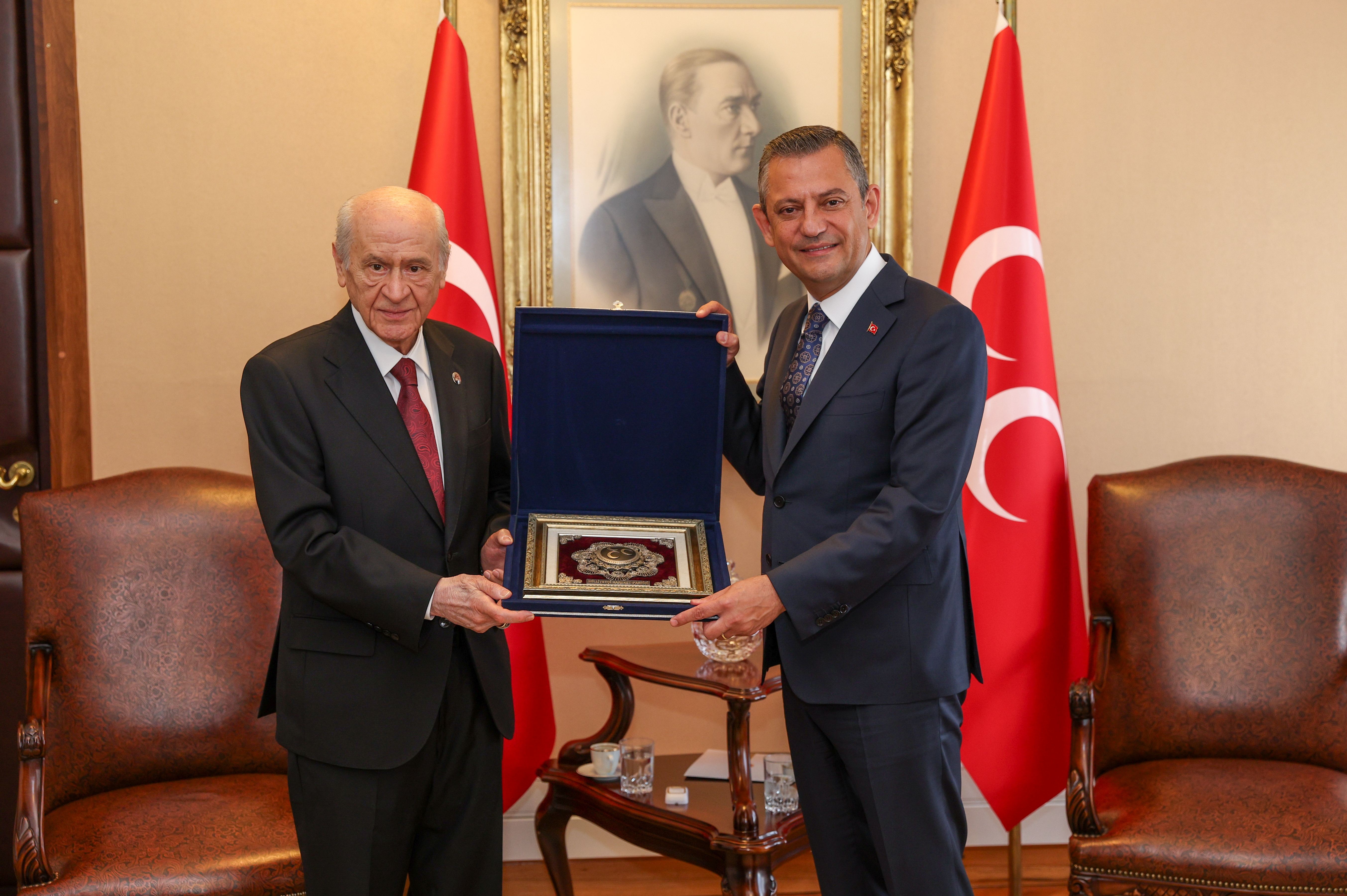 Devlet Bahçeli ve Özgür Özel