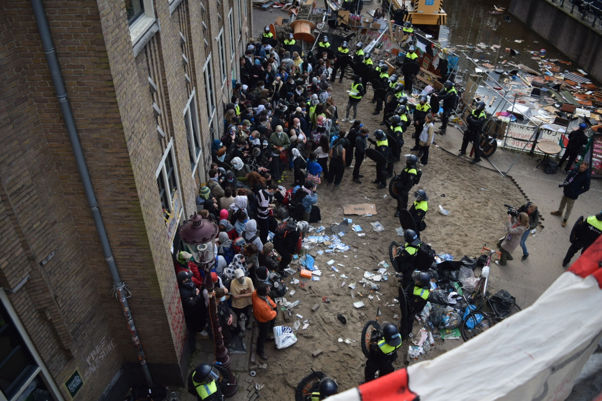 Hollanda Amsterdam üniversitesi öğrencileri Filistin destek eylemine polis müdahale etti