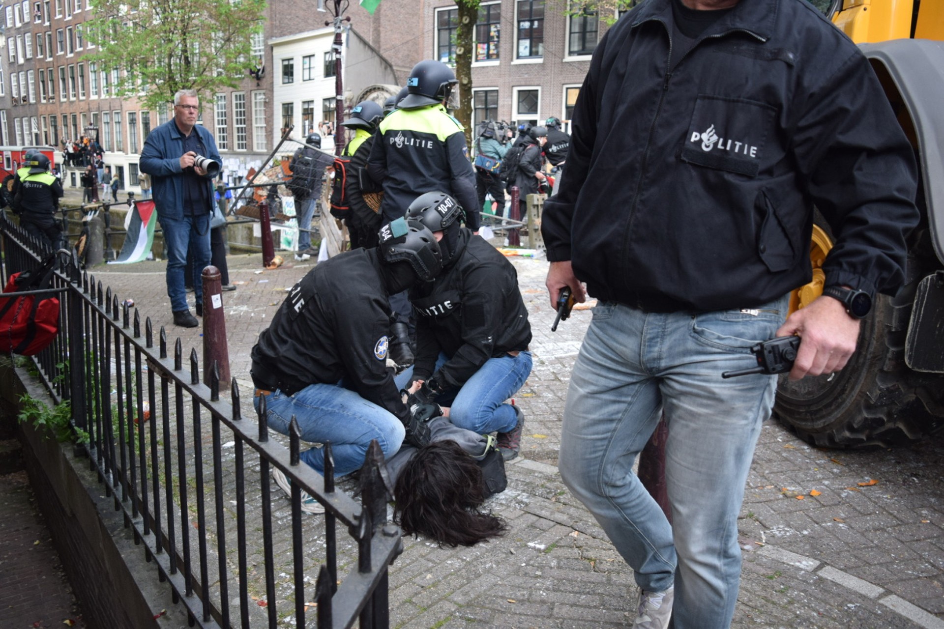 Hollanda Amsterdam üniversitesi öğrencileri Filistin destek eylemine polis müdahale etti