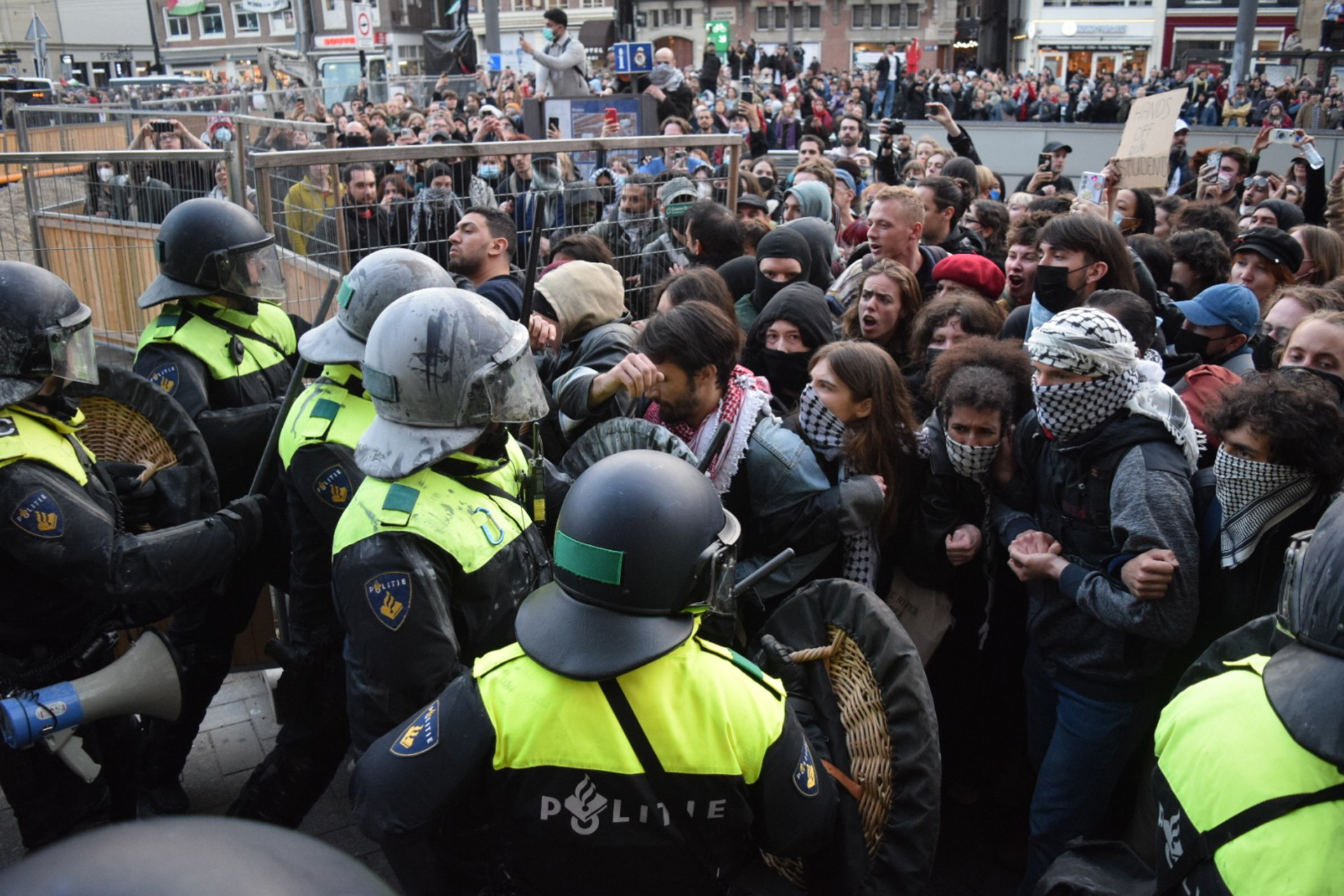 Hollanda Amsterdam üniversitesi öğrencileri Filistin destek eylemine polis müdahale etti