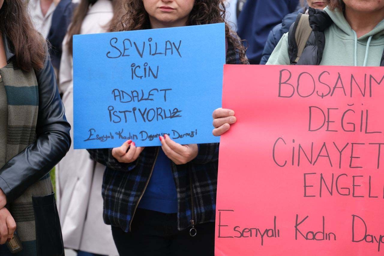 Sevilay Karlı’nın davasının ilk duruşması öncesi kadınlar açıklama yaparken