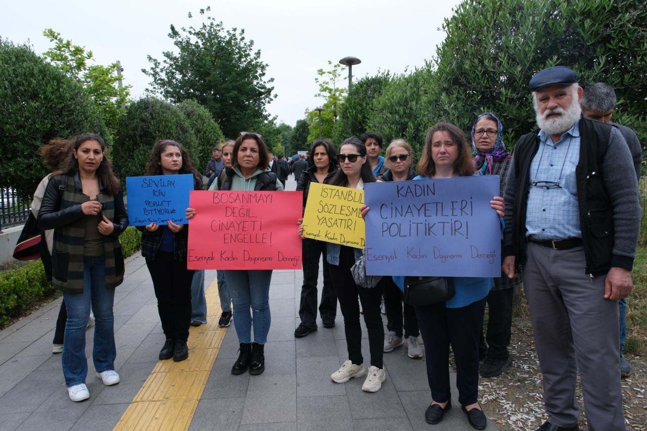 Sevilay Karlı’nın davasının ilk duruşması öncesi kadınlar açıklama yaparken