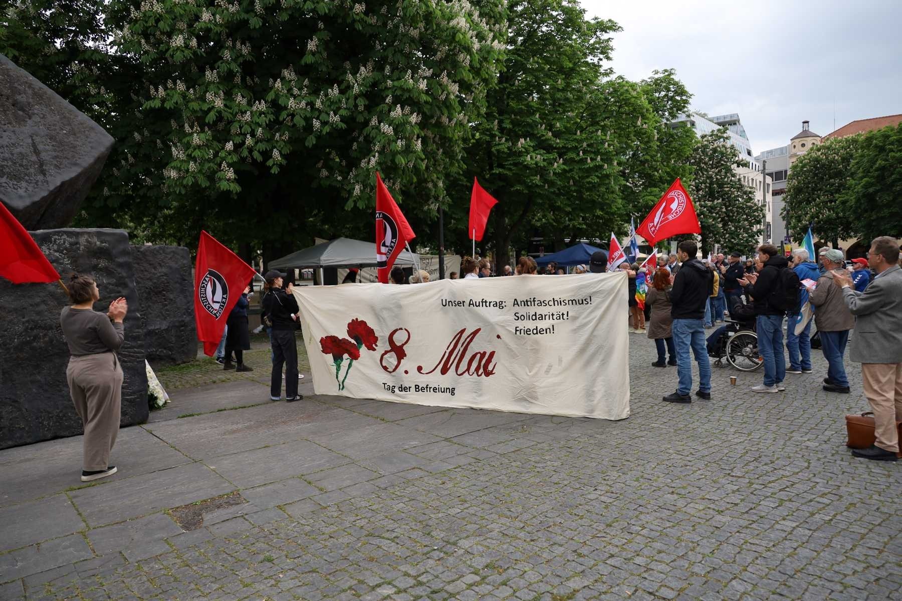 Antifa bayrağı taşıyan ve 8 Mayıs yazılı pankart taşıyan kalabalık