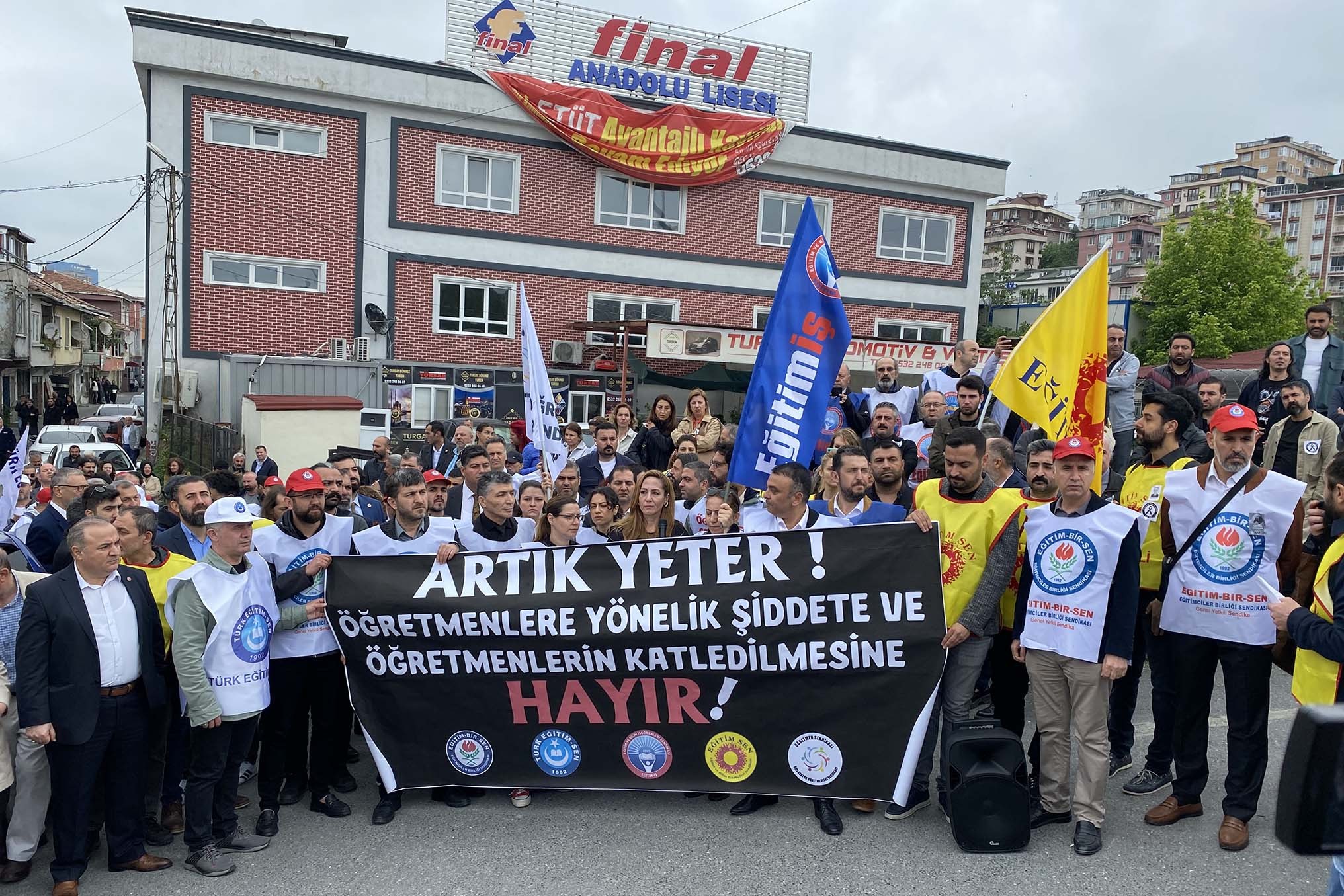 Okul müdürünün öldürülmesi okul önünde protesto edildi