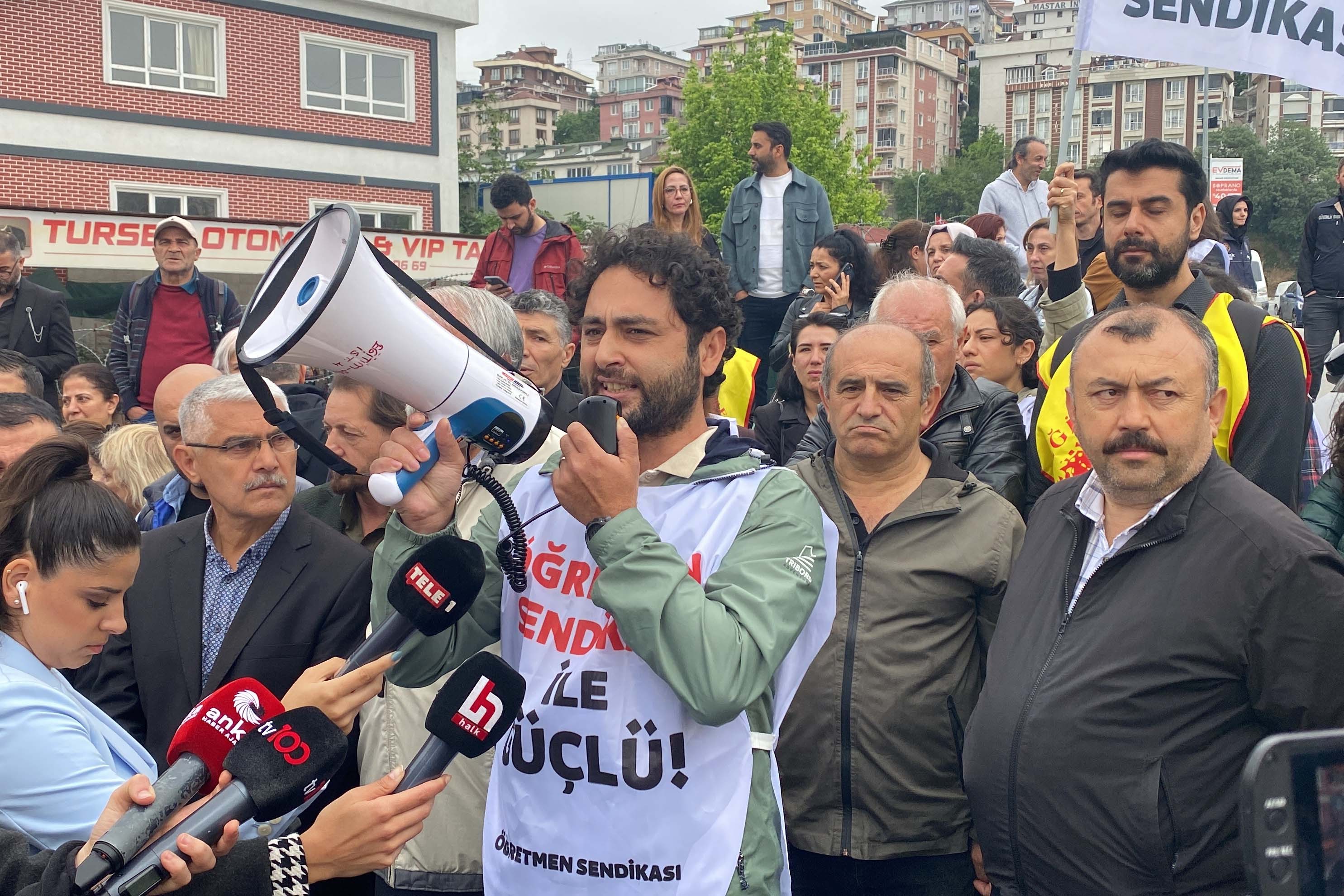 Okul müdürünün öldürülmesi okul önünde protesto edildi