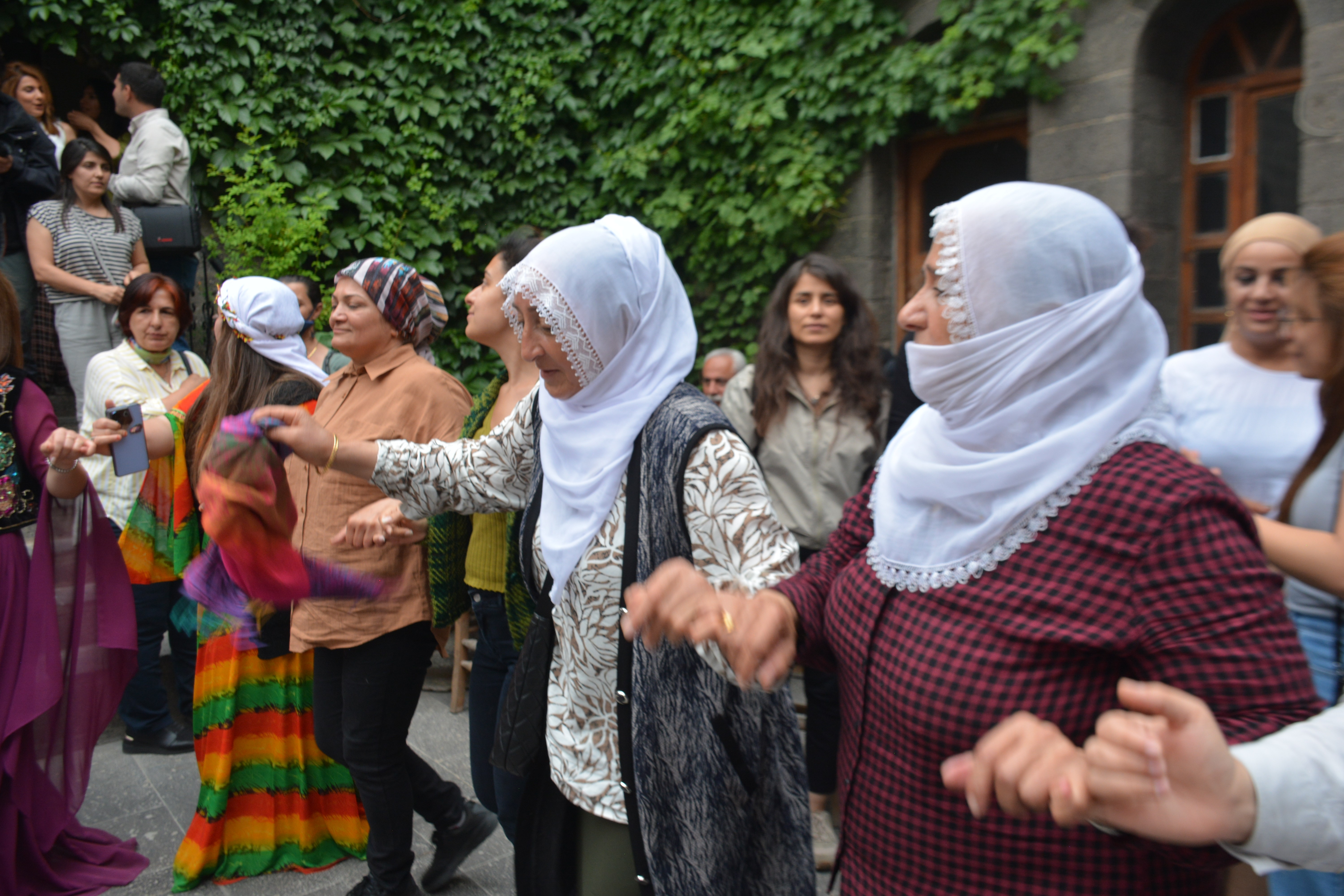 halay çeken kadın ve erkekler