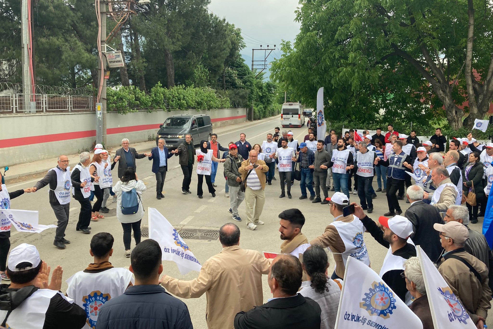 Durak Tekstil işçilerini Öz İplik İş sendikasıyla fabrika önünde basın açıklaması düzenledi