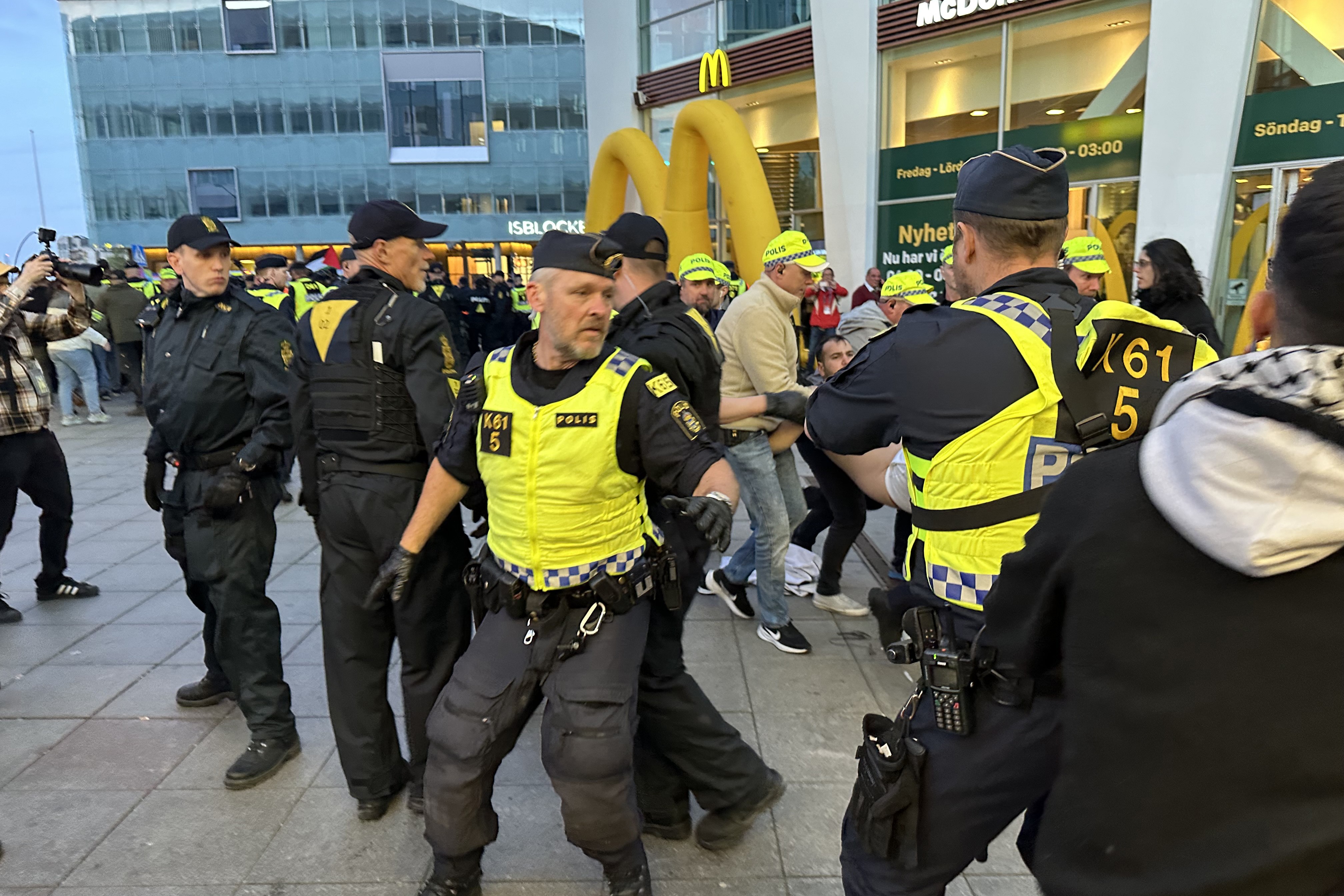 İsveç'in Malmö kentinde Eurovision'da İsrail'i boykot eden kişiler gözaltına alındı 