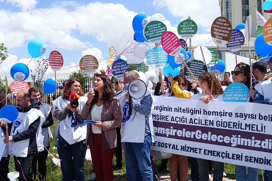 Sevda Karaca basın açıklaması yaparken.