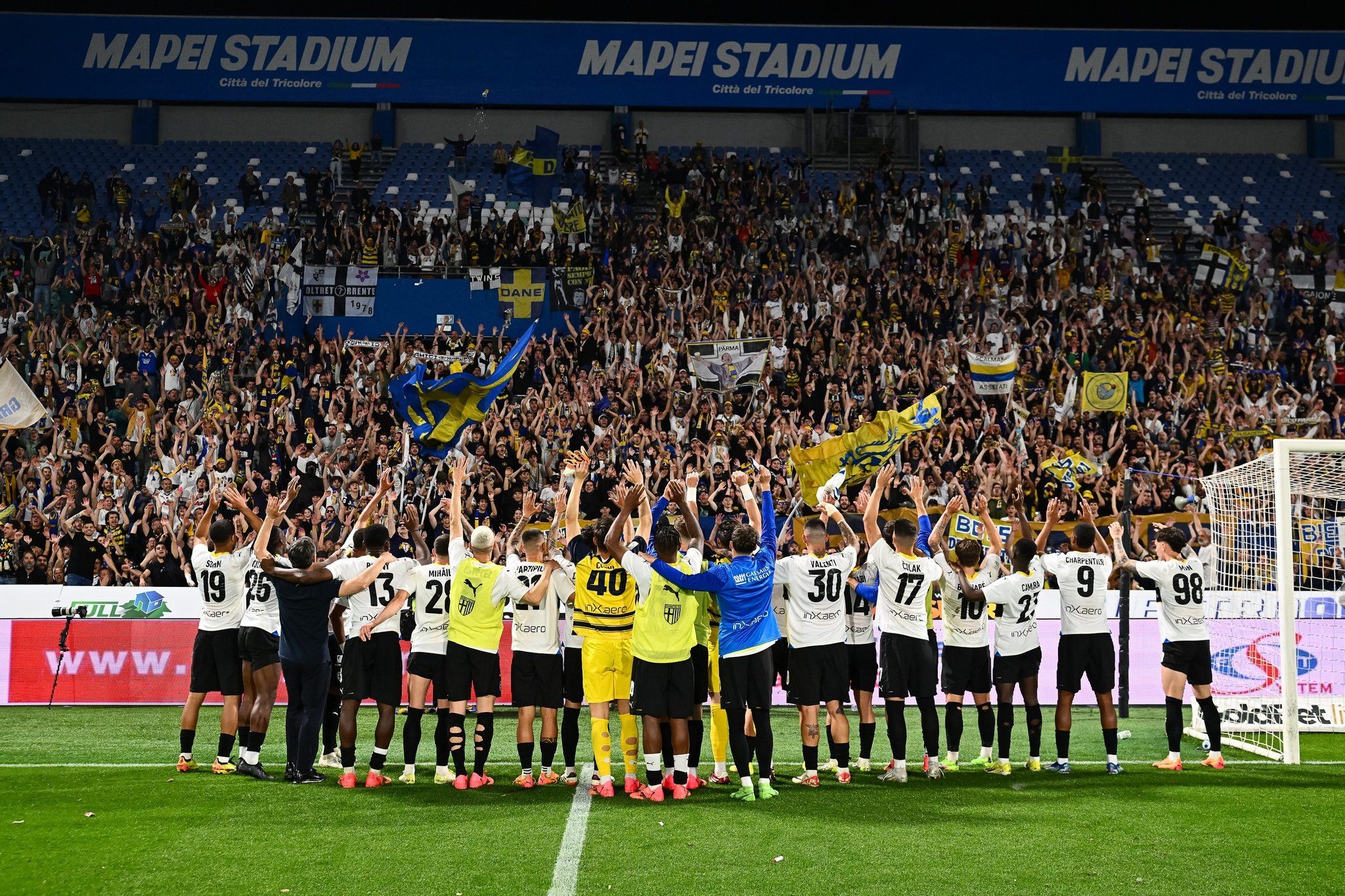 Parma Calcio 1913 oyuncuları ve tribünleri