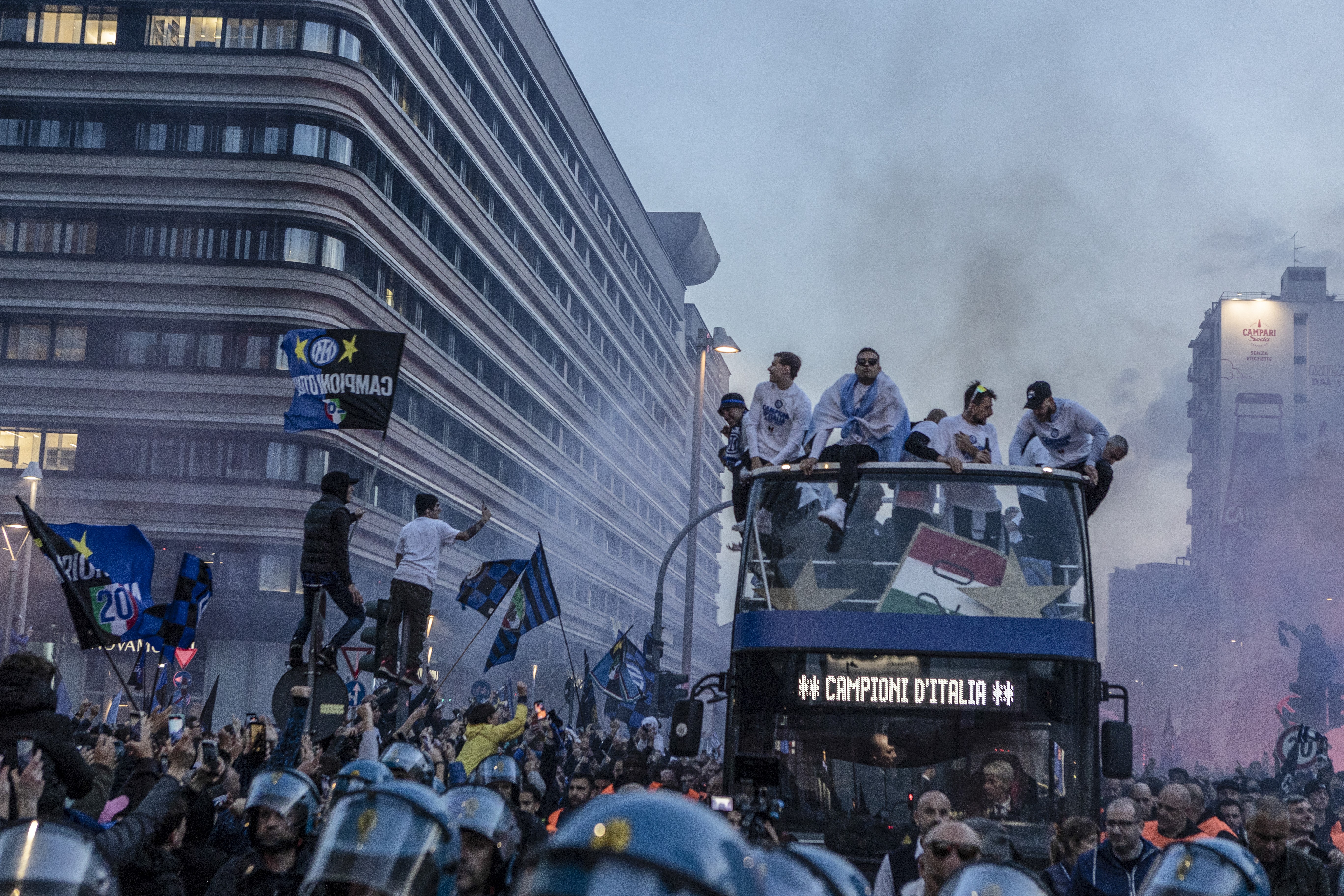 otobüs üzerindeki İnterli oyuncular ve etraflarında binlerce taraftar