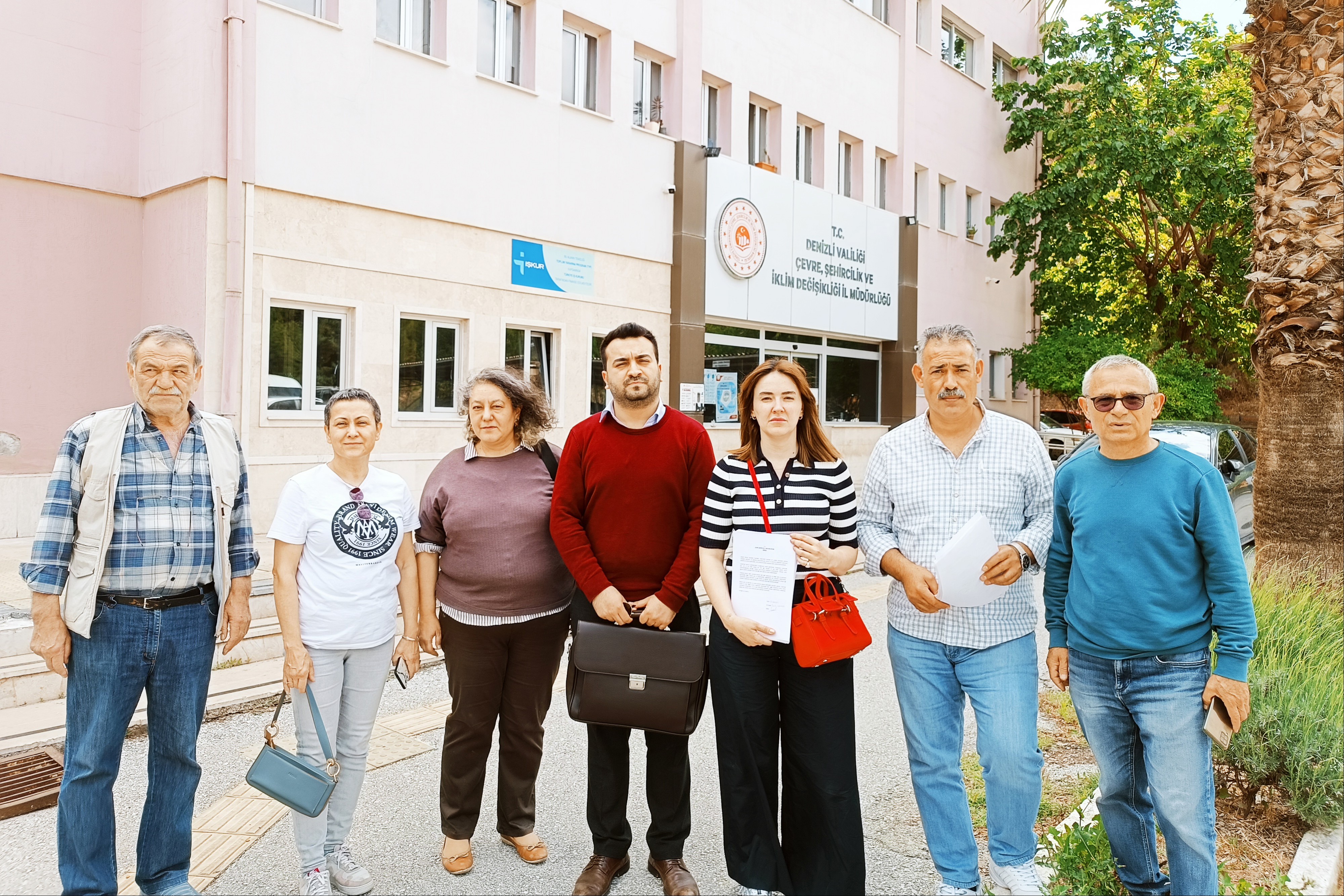 sarayköy'deki jes kuyusundan sızan gaza ilişkin toplanan imzalar çevre şehircilik ve iklim değişikliği il müdürlüğüne verildi 