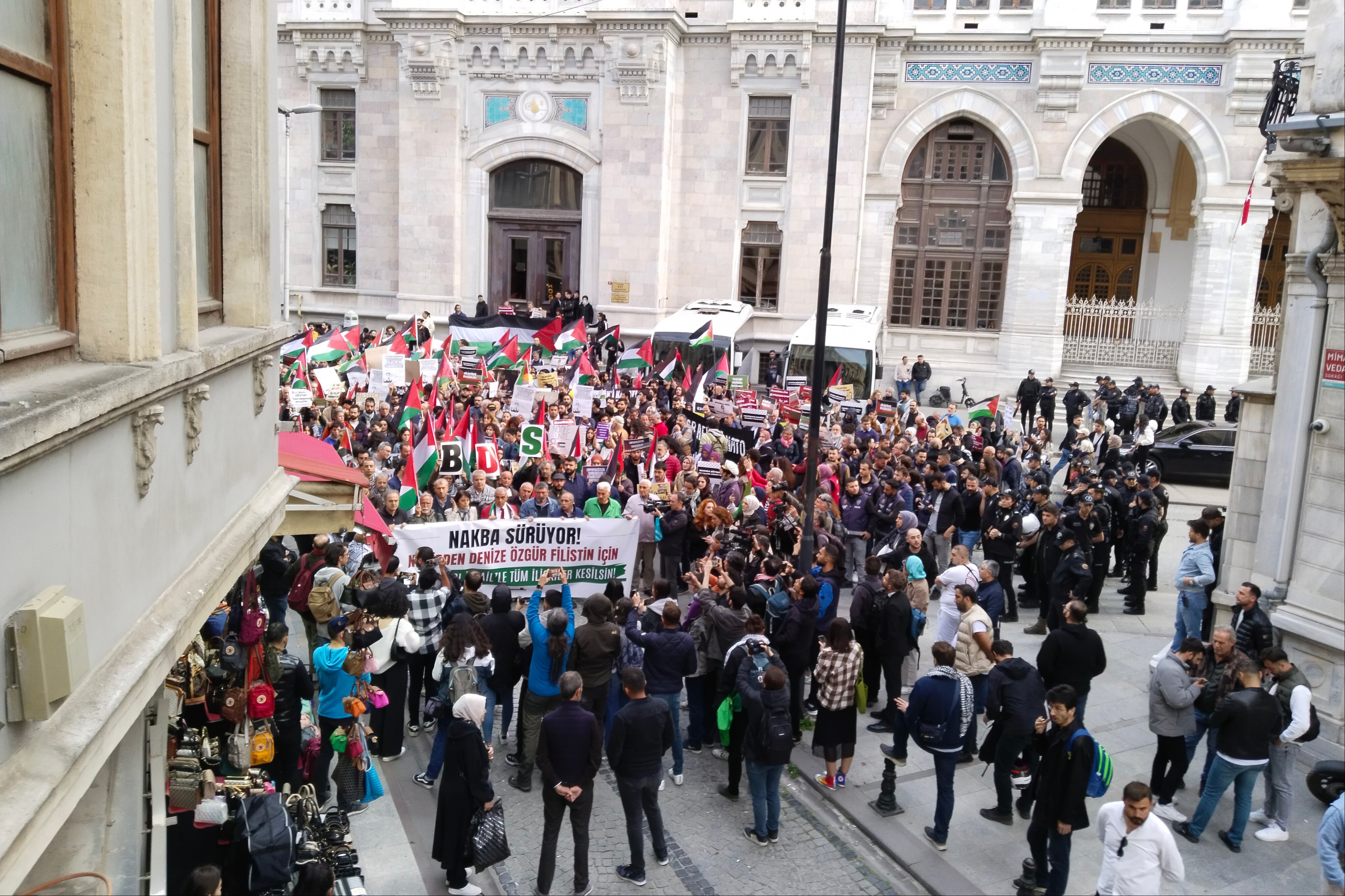 İstanbul Sirkeci'de Büyük Postane önünde toplananlar Nakba'nın 75'inci yıl dönümünde yürüyüş gerçekleştirdi 