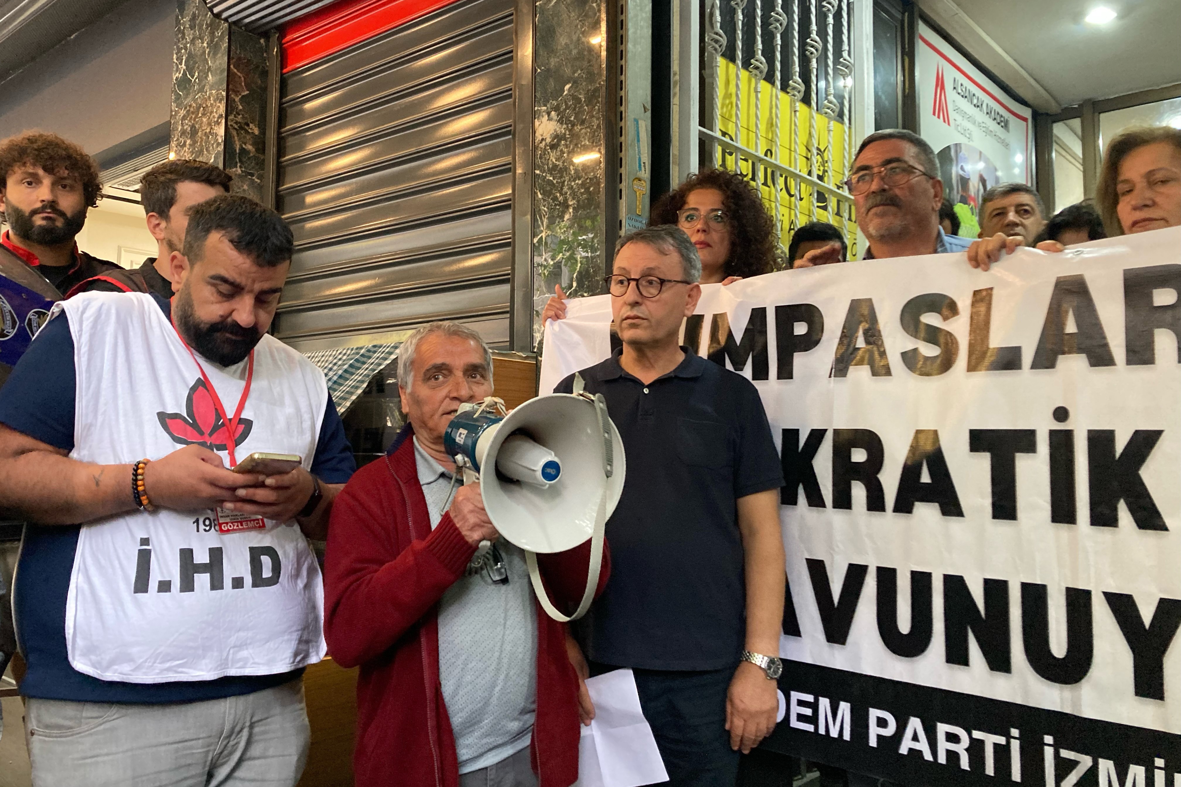 DEM Parti İzmir'de basın açıklaması düzenledi 