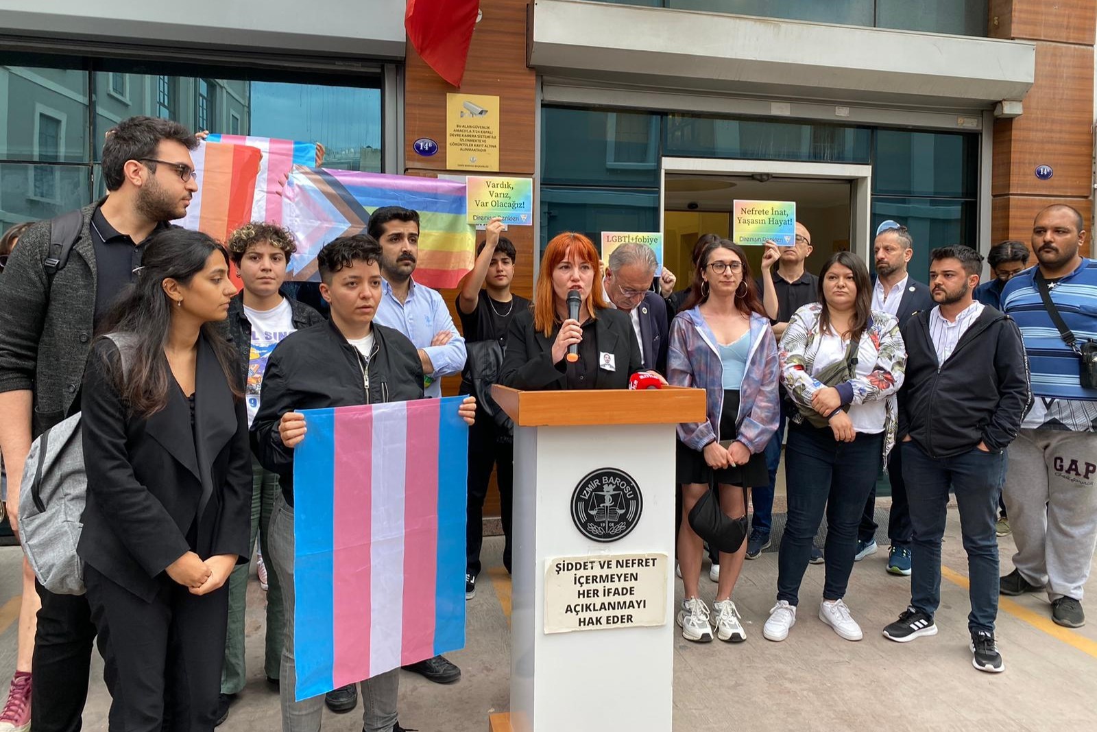 İzmir Barosu, LGBTİ'lerin hakları için açıklama yapıyor