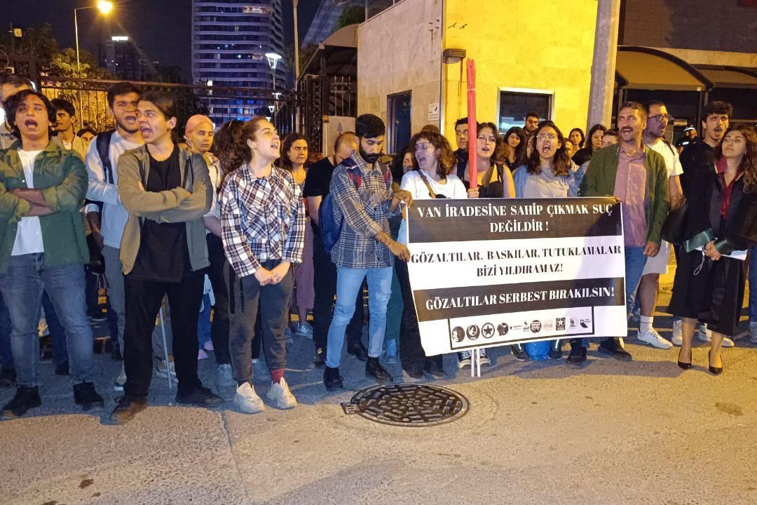 İzmir'de tutuklamaları protesto edenler