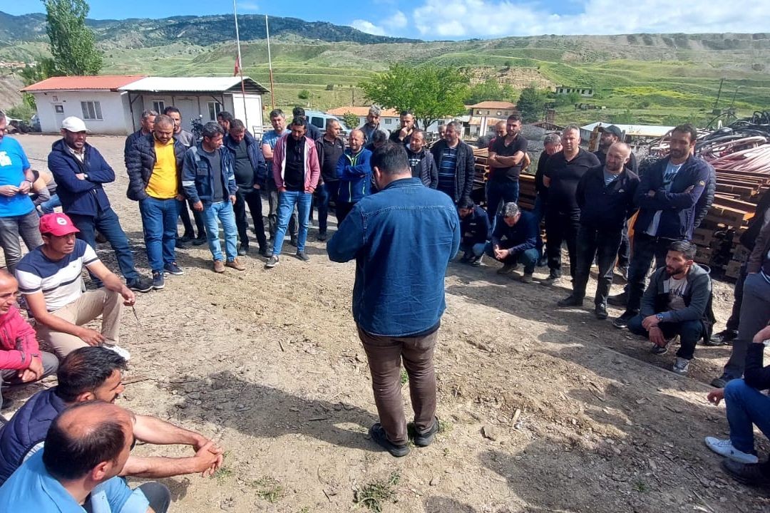 İçeri girmek isteyen aileleri engelleyen jandarma.