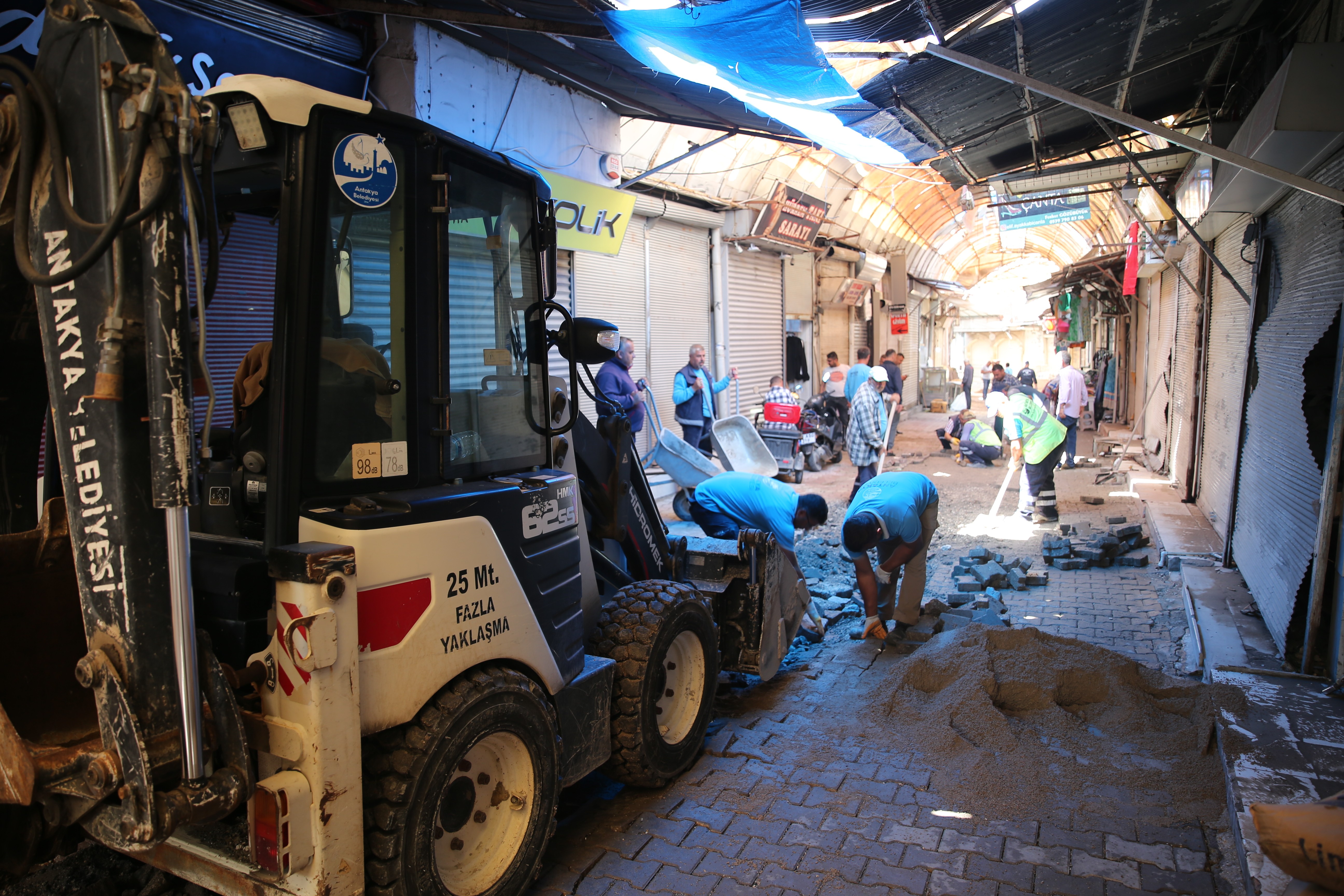 Hatay'da sel sonrası belediye ekiplerinin çalışmaları.