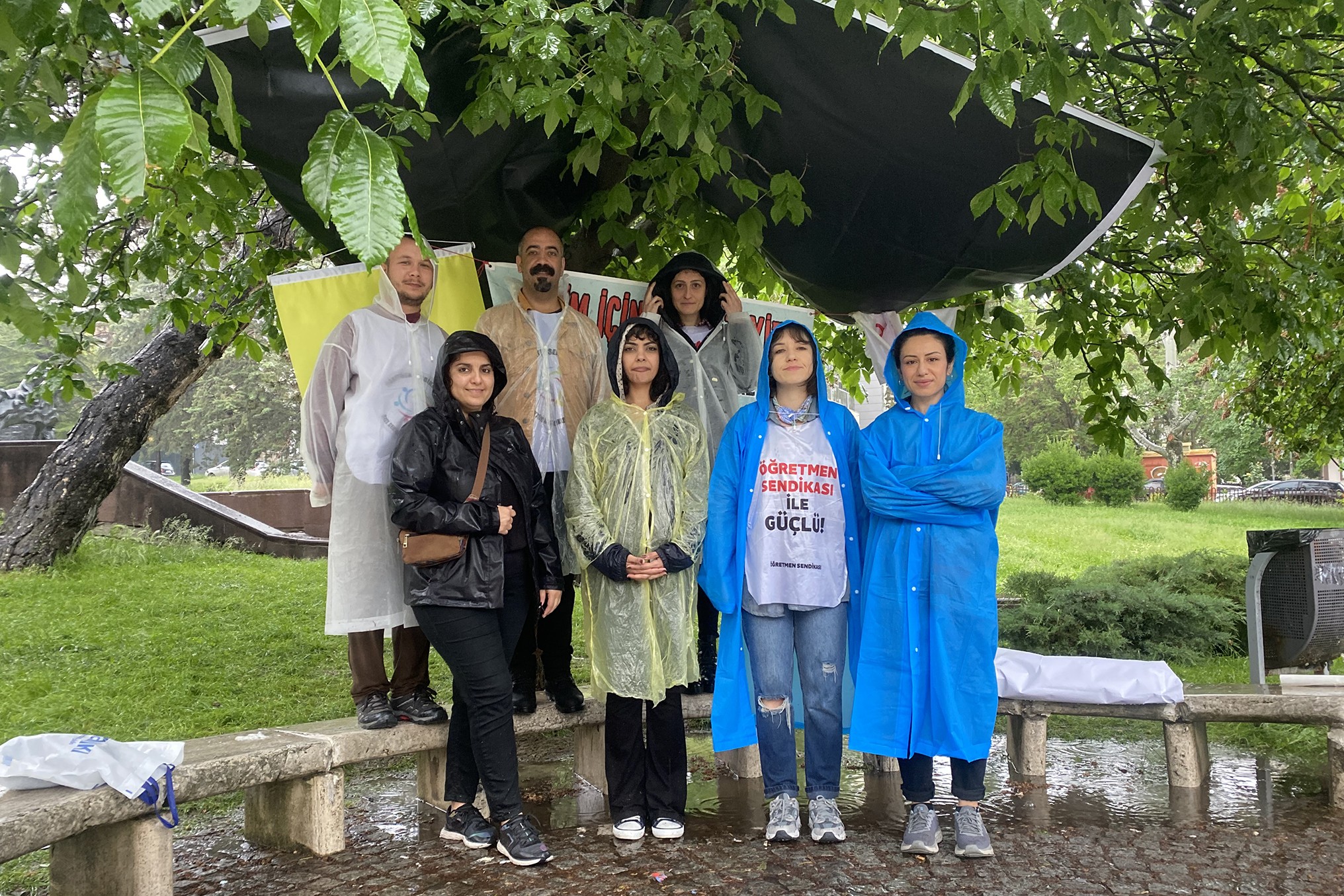 Taban maaş talebiyle Meclis Parkı’nda nöbetlerine devam eden özel sektör öğretmenleri