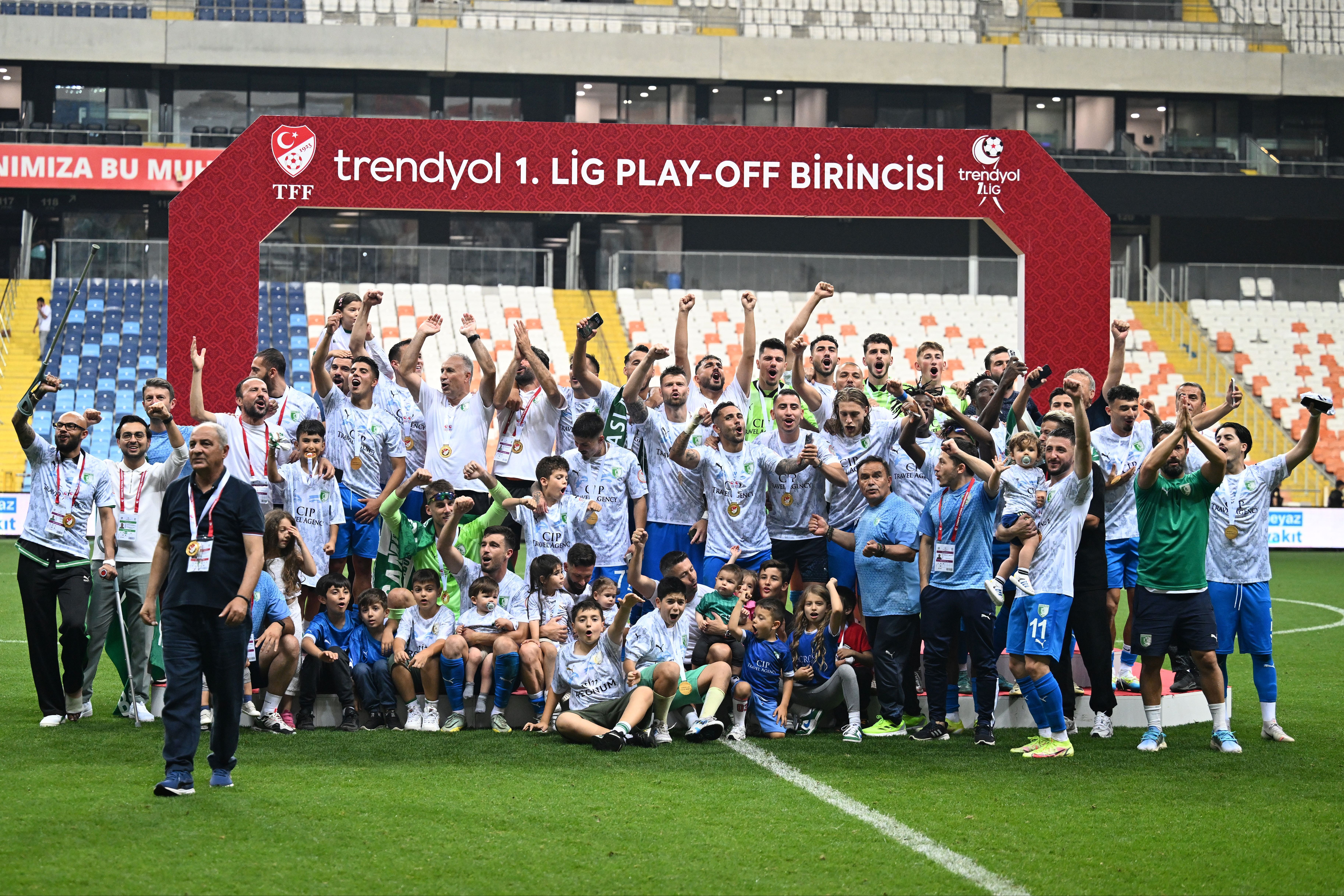 Play-Off finalini kazanan Bodrumspor'lu oyuncular kutlama yapıyor