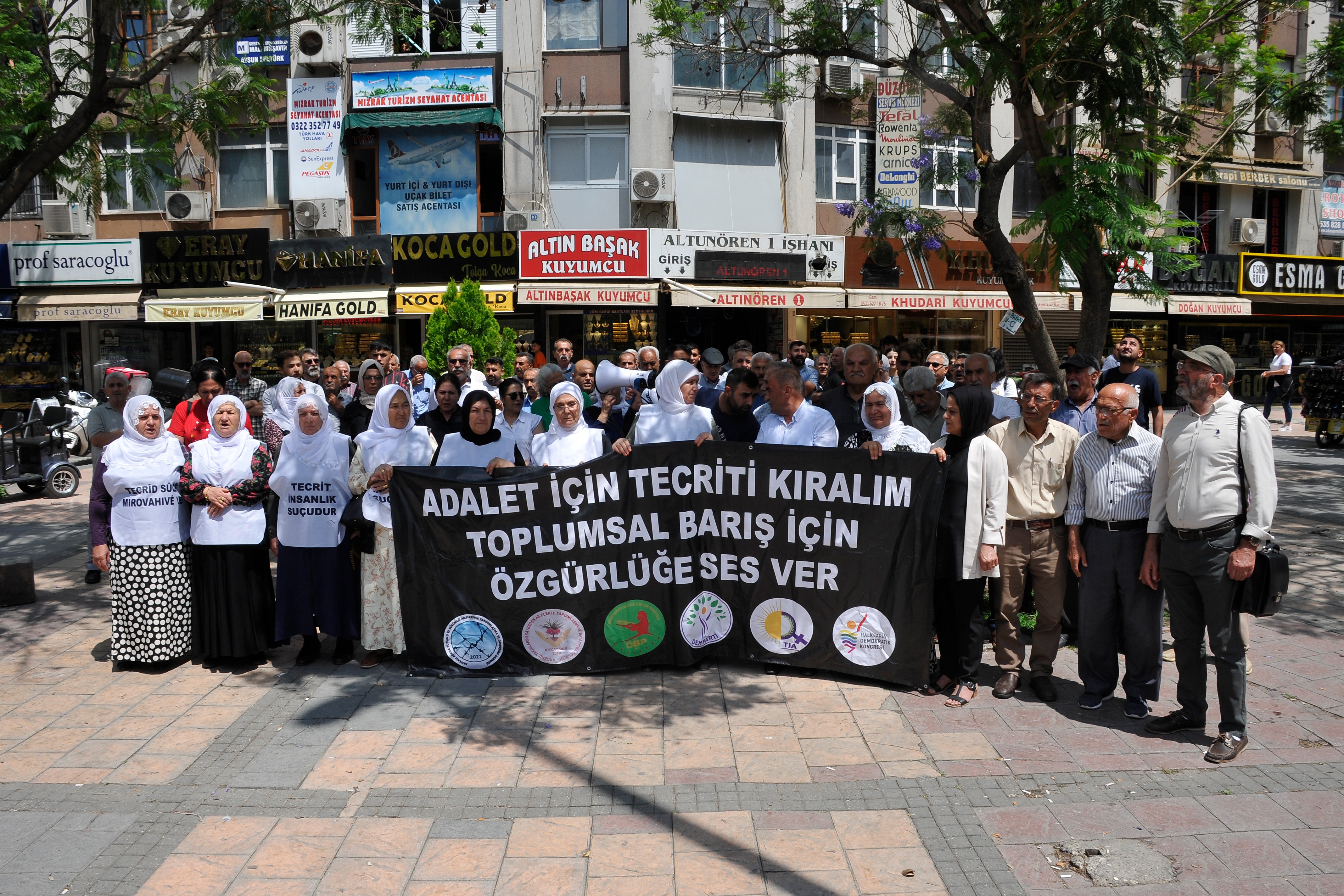 Adana'da tutuklu yakınları basın açıklaması düzenledi 