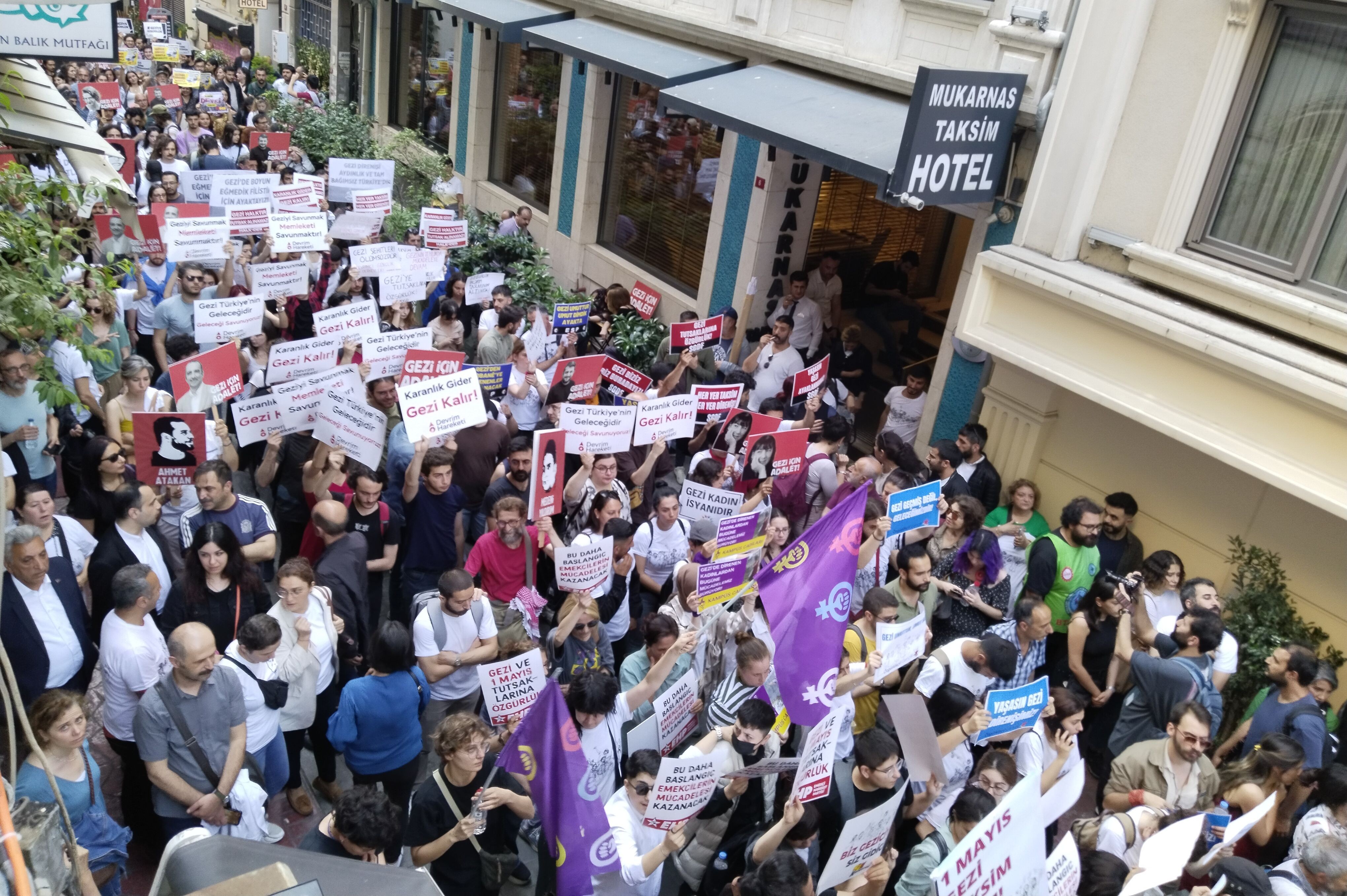 bayrak ve pankart taşıyan kalabalık