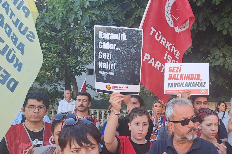 bayrak ve pankart tutan insanlar