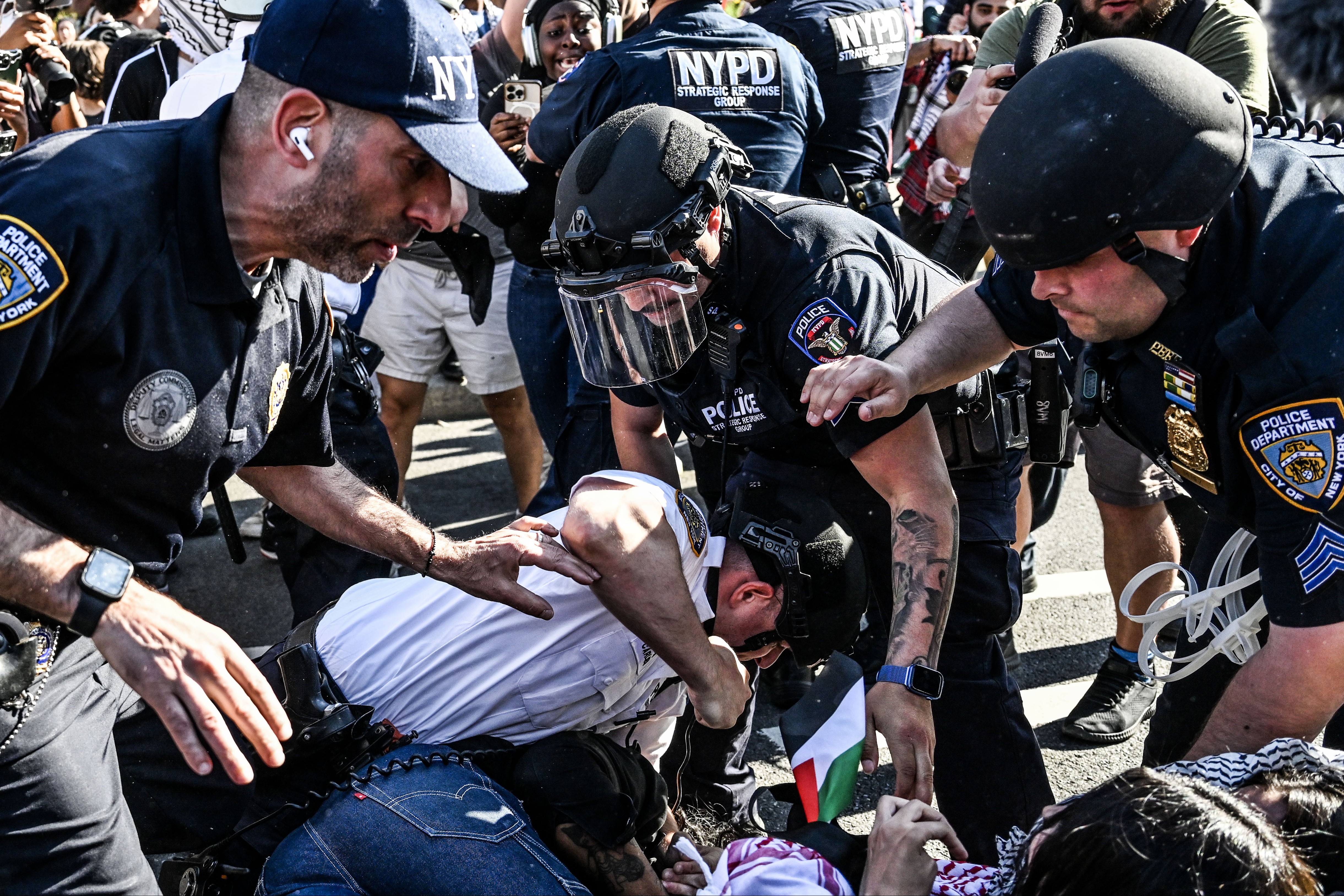 New York Brooklyn Müzesi önünde yapılan Filistin destek eylemine polis müdahalesi 