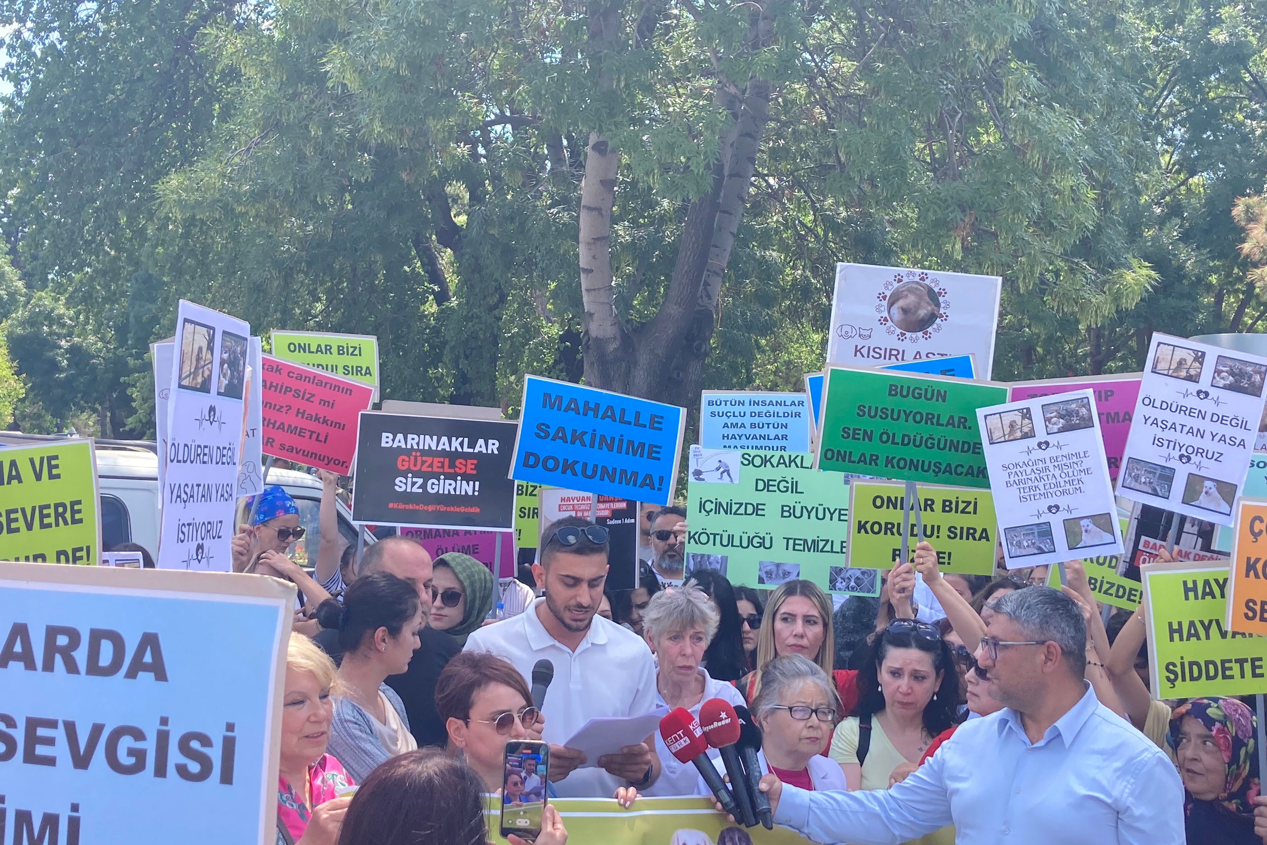 Kayseri Cumhuriyet meydanında sokak hayvanlarının ölümüne yol açacak yasa protesto edildi 