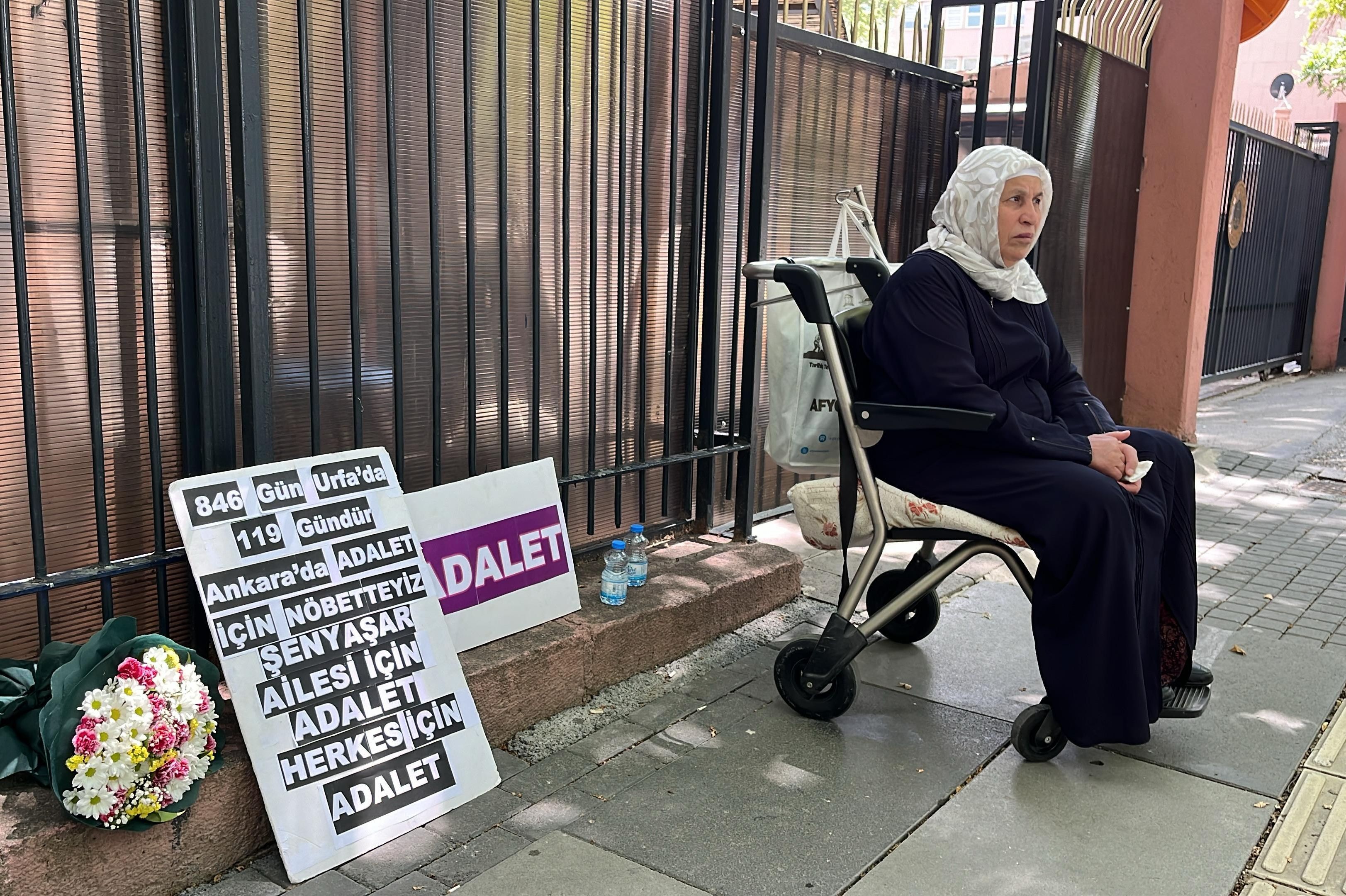 Tekerlekli sandalyede oturan Emine Şenyaşar