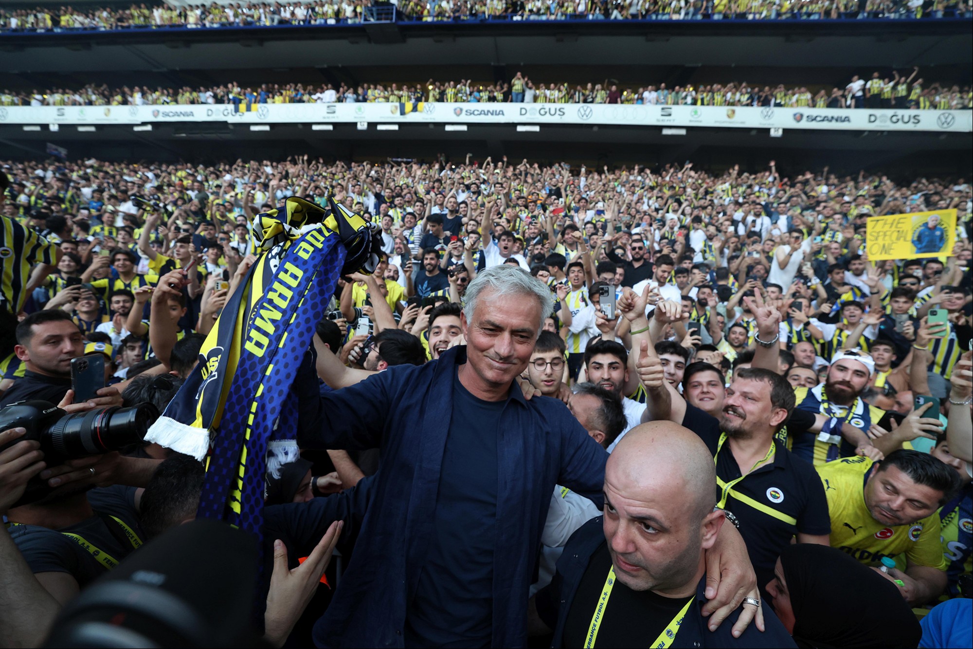 Fenerbahçe, Portekizli teknik direktör Jose Mourinho ile resmi sözleşme imzaladı