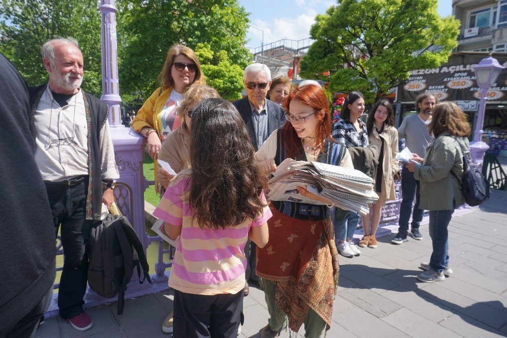 Çıngıraklı Sokak Eskişehir Buluşması’nda şiirle ve gazeteyle tanışan bir çocuk... | Fotoğraf: İzel Karaca