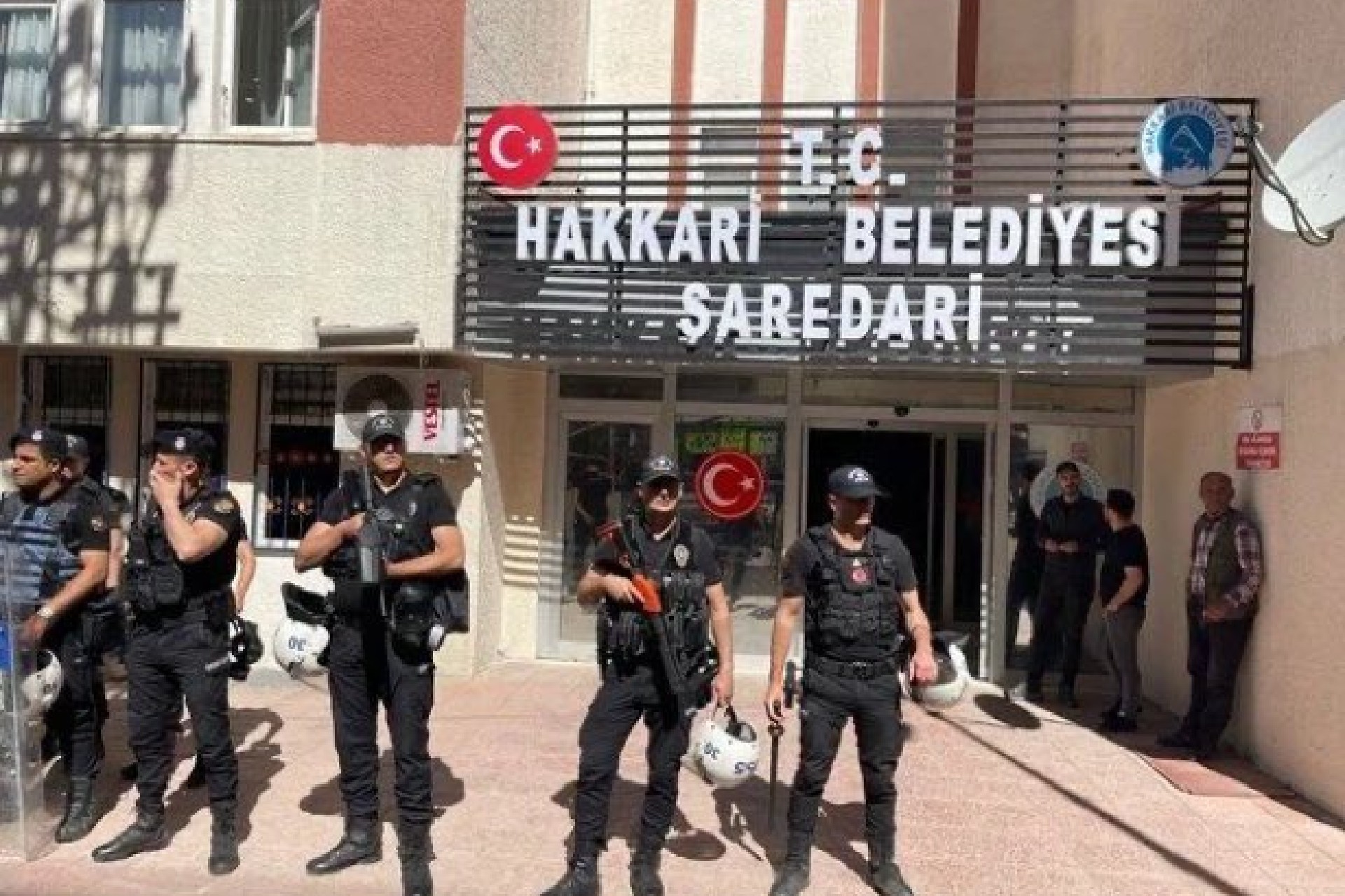 Hakkari Belediyesi önünde polisler