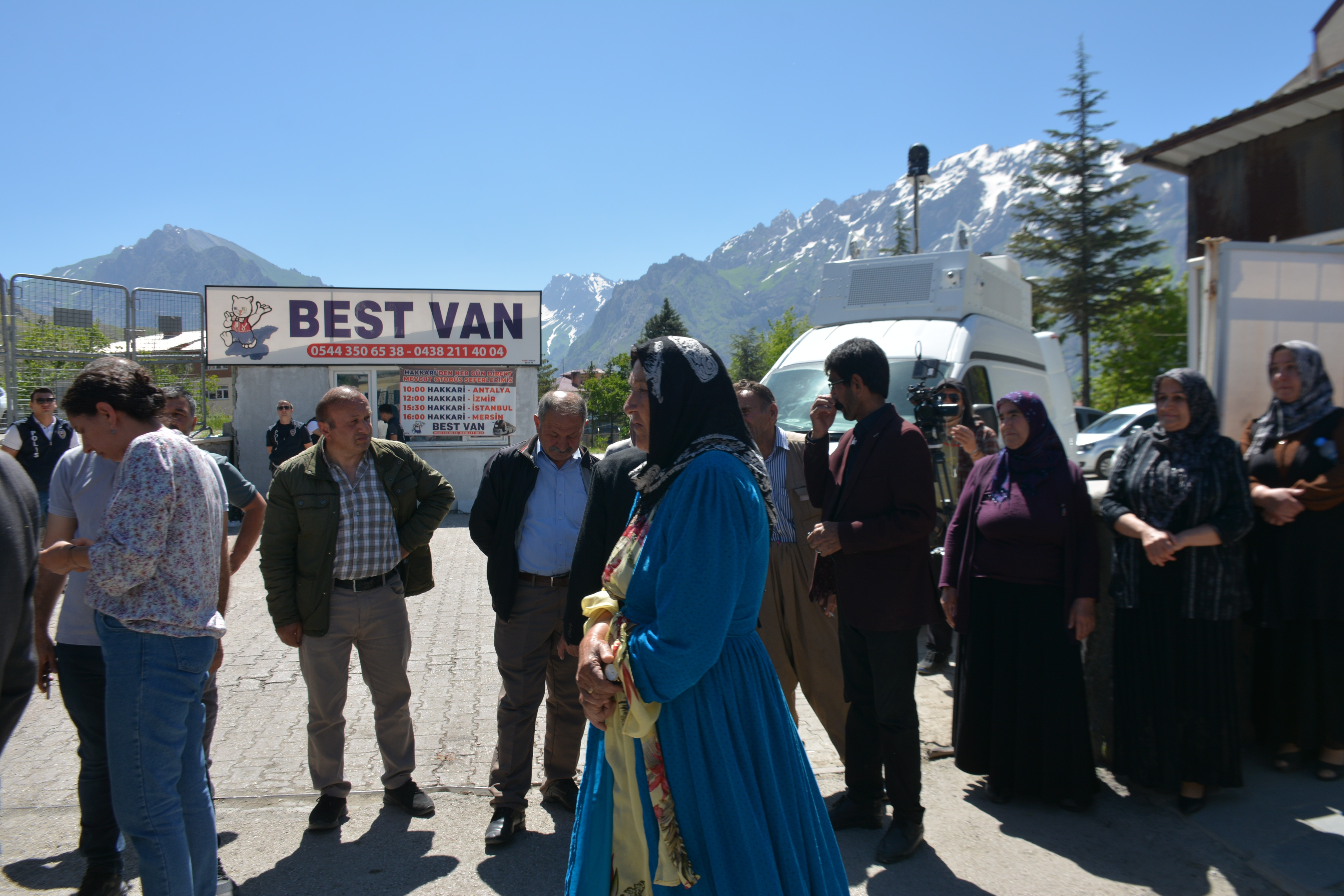 Hakkari Belediye eş başkanının yargılandığı davada polis ablukası.