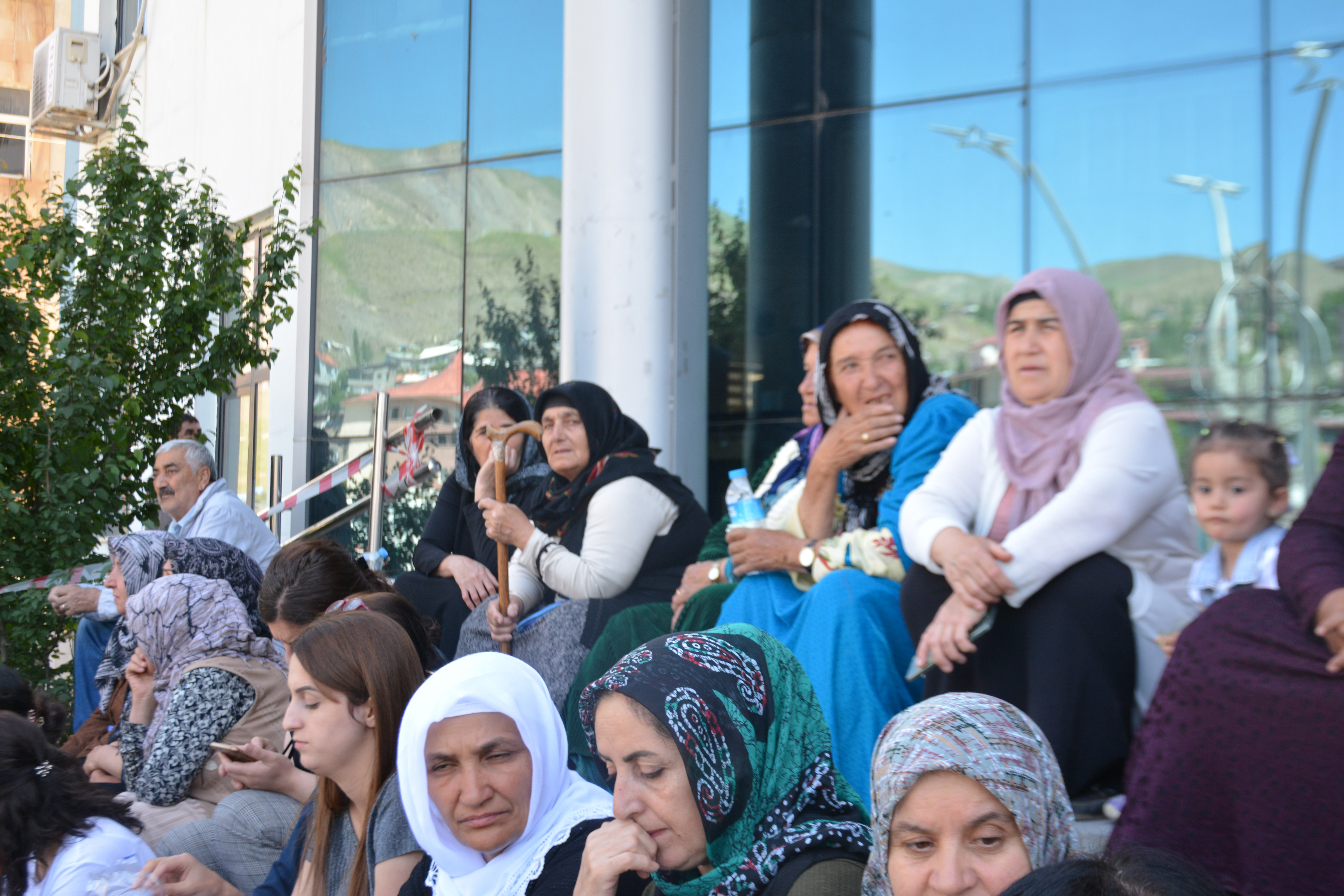 Hakkâri Belediyesine kayyum atanması ve Belediye Eş Başkanı Mehmet Sıddık Akış'ın tutuklanması üzerine halk eylemlerini sürdürüyor