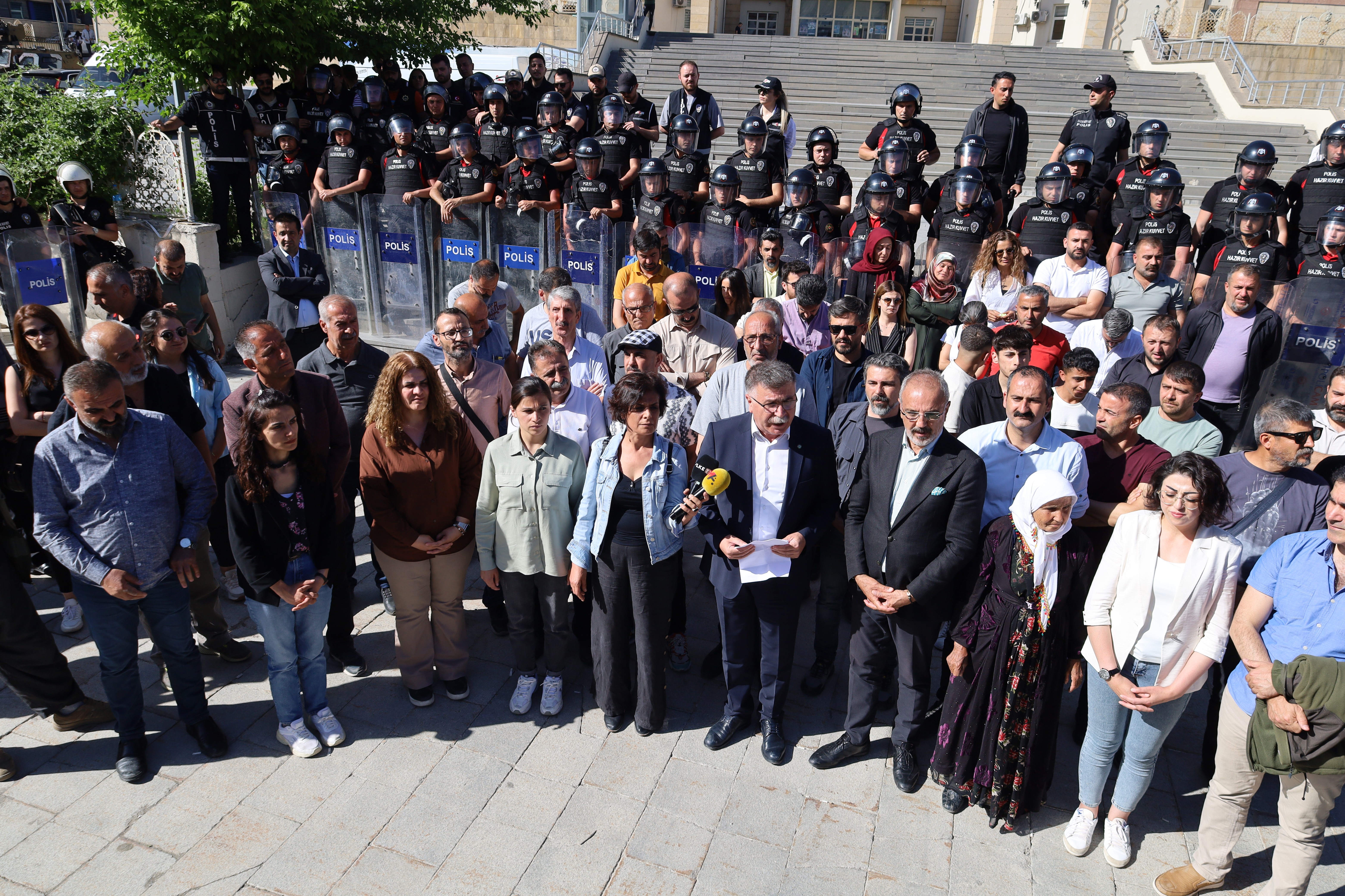 kesk heyeti hakkari'de kayyuma karşı açıklama yaptı 