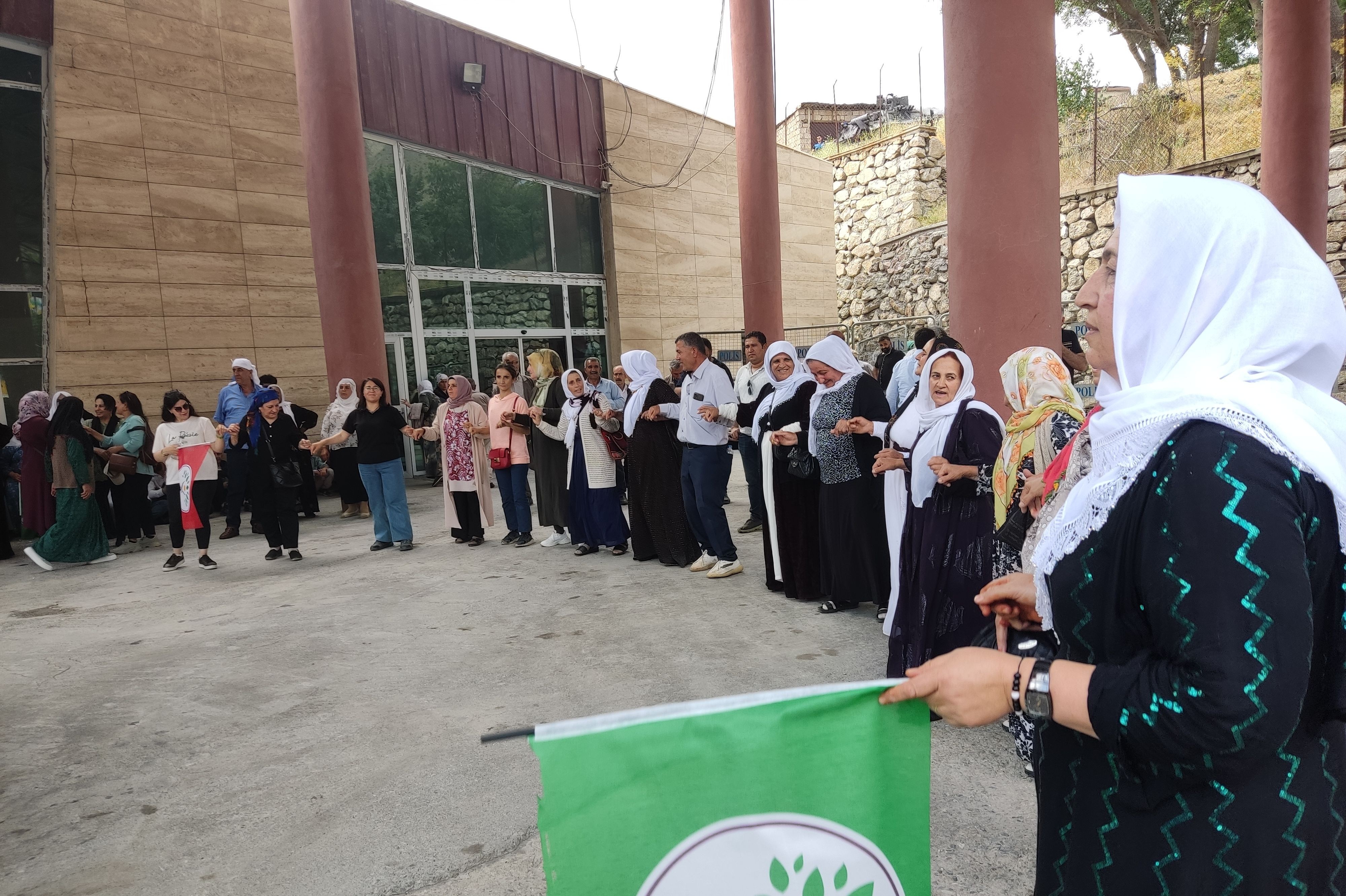 Hakkari'de kayyum protestosunda halay çeken kadınlar