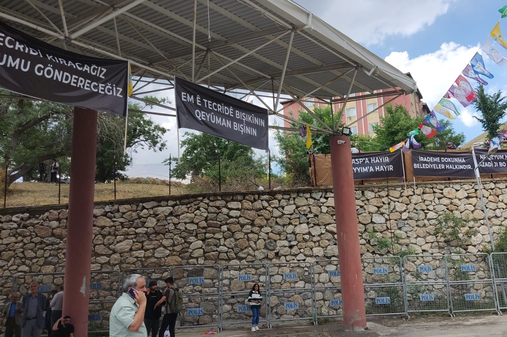 Hakkari'de kayyum protestosunda halay çeken kadınlar