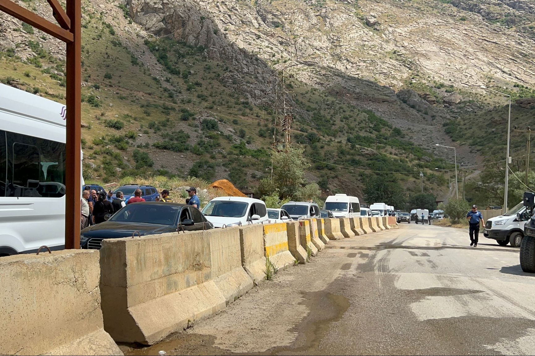 Hakkari'de kayyum protestosunda gelen otobüsler