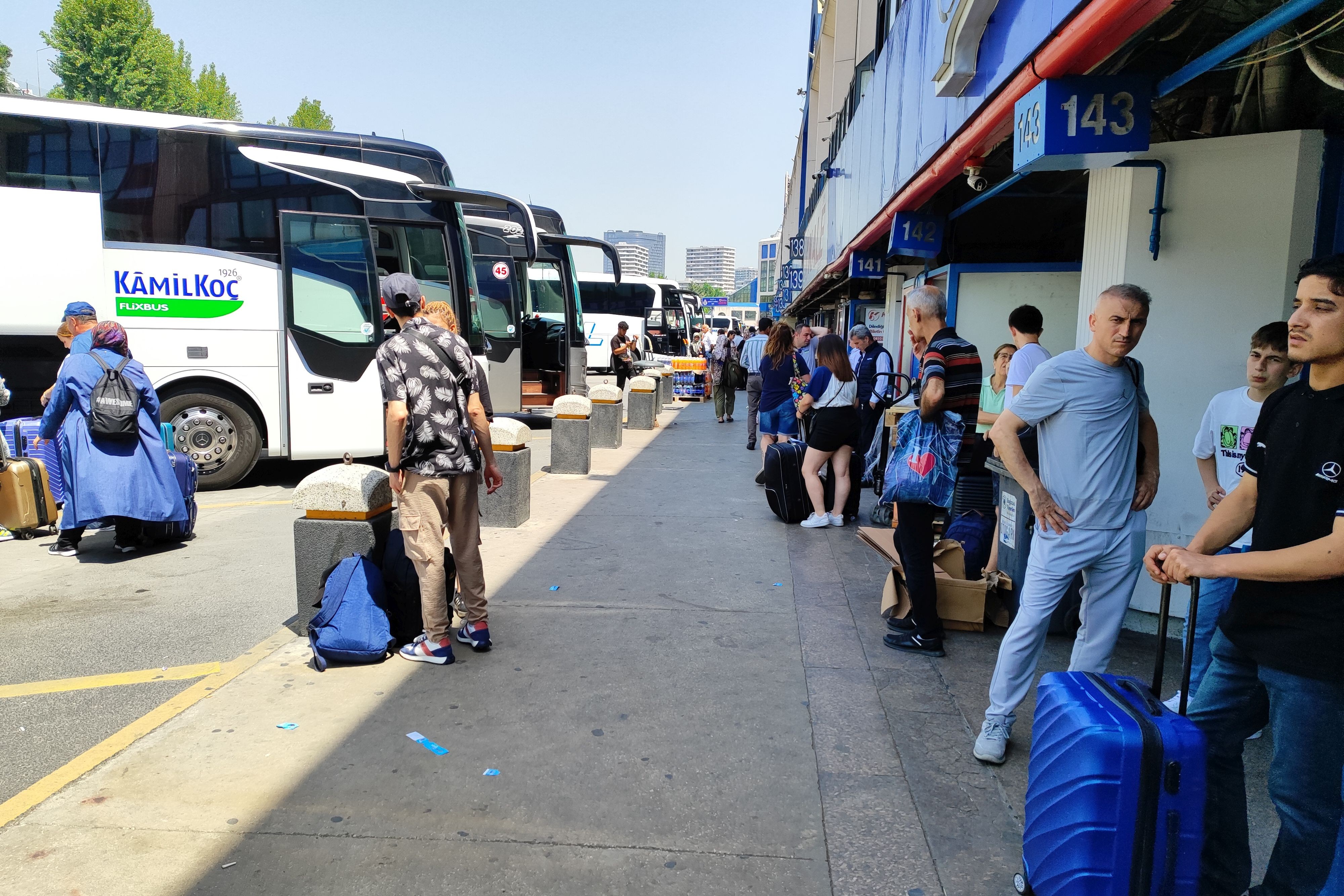 İstanbul Esenler otogarında otobüs bekleyen yurttaşlar