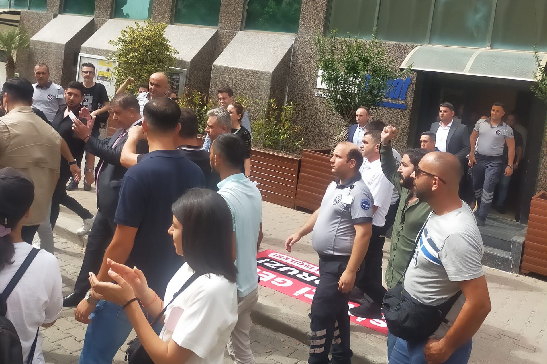 işten atılan izmir büyükşehir belediyesi işçileri Cemil Tugay'ı protesto etti 