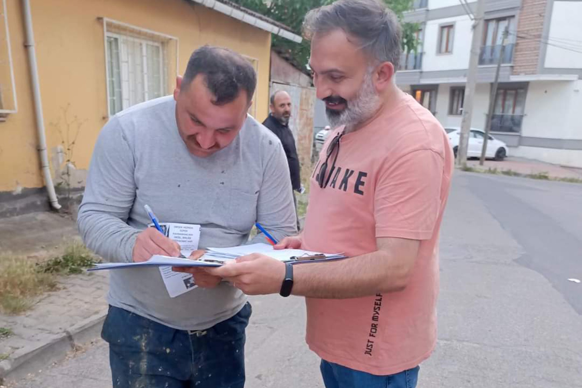 gebze'de işçiler temmuz zammı için imza topluyor