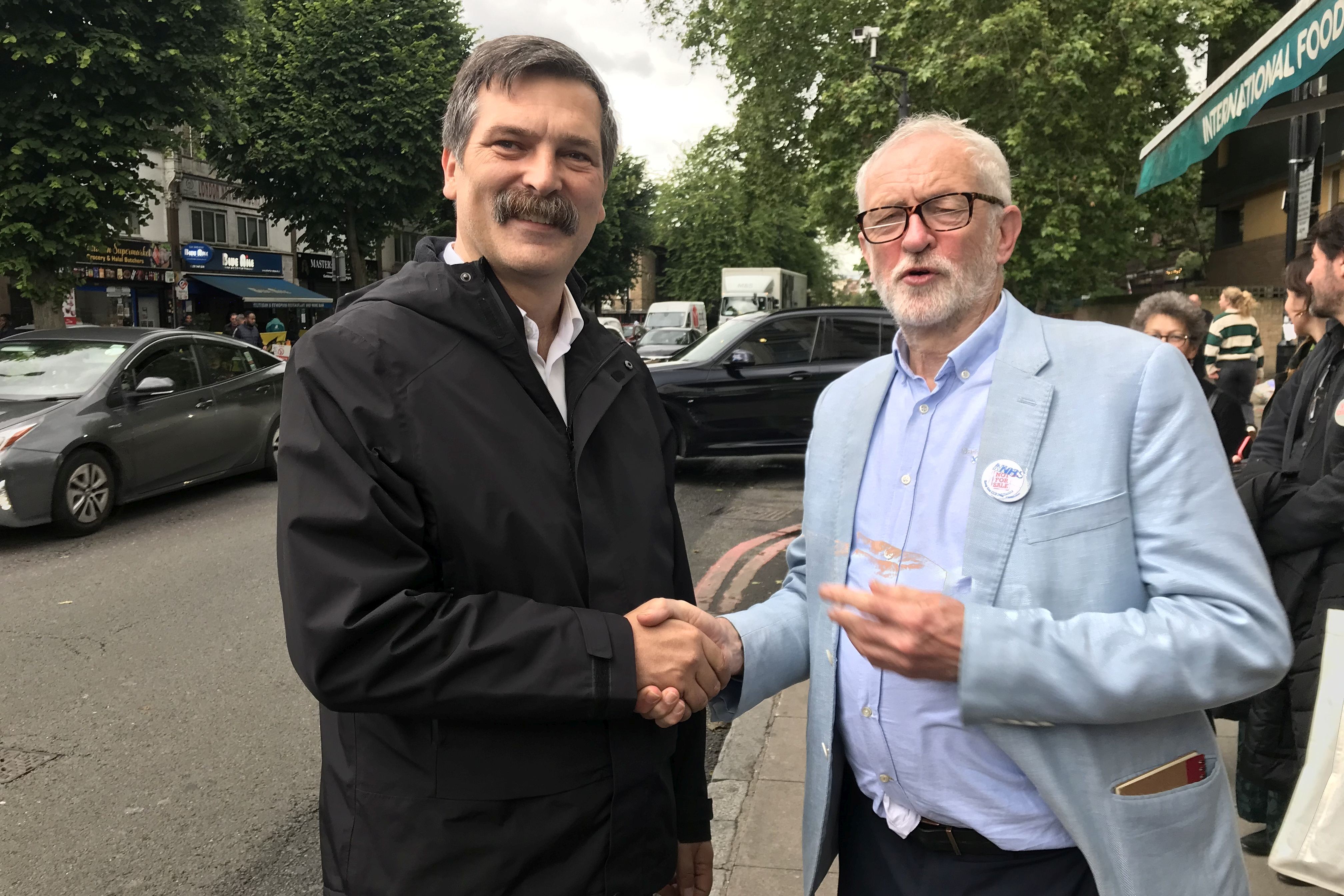 Erkan Baş (solda), Jeremy Corbyn (sağda) 