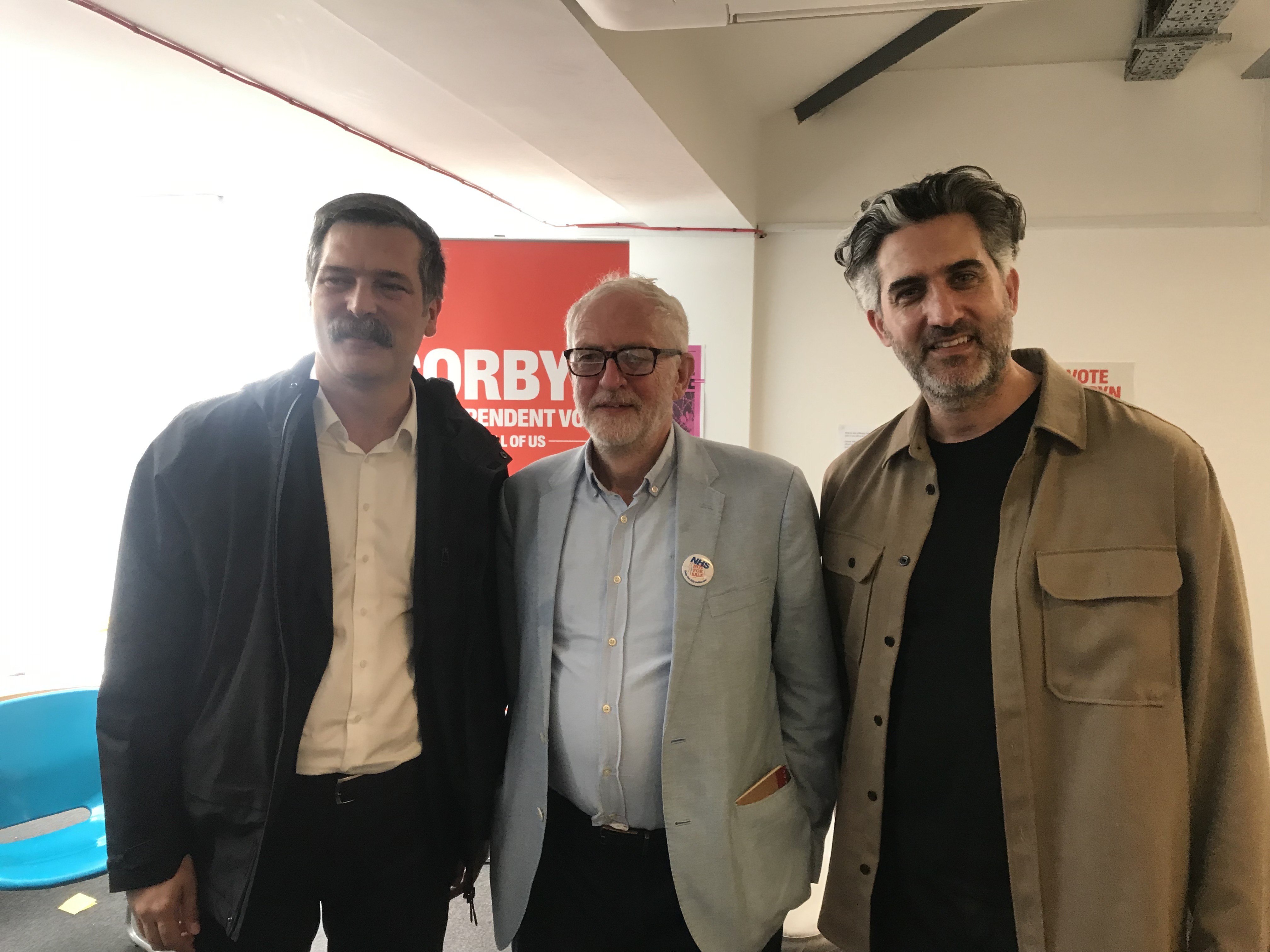 Erkan Baş (solda), Jeremy Corbyn (ortada), Mehmet Ali Alabora (sağda)