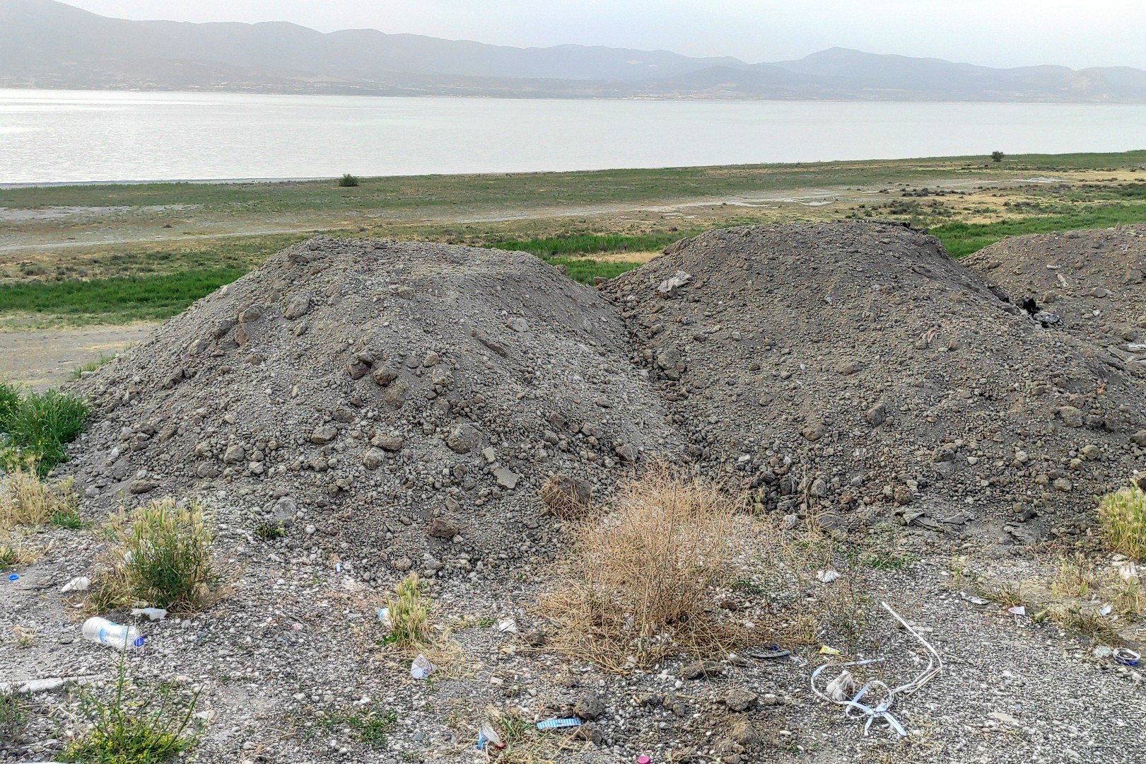 Burdur Gölü kıyısında hafriyat