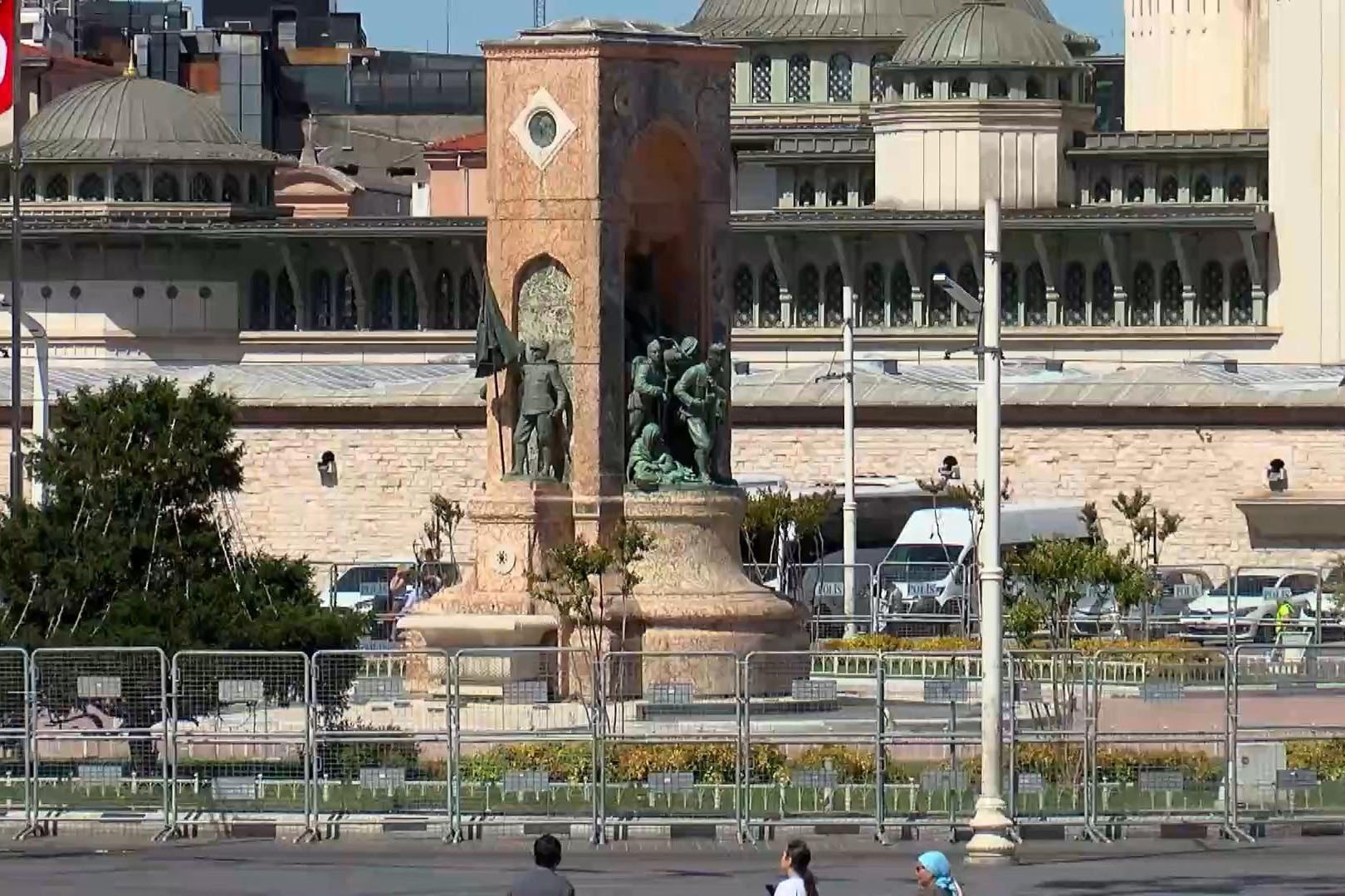 Onur yürüyüşü öncesi Taksim'de abluka