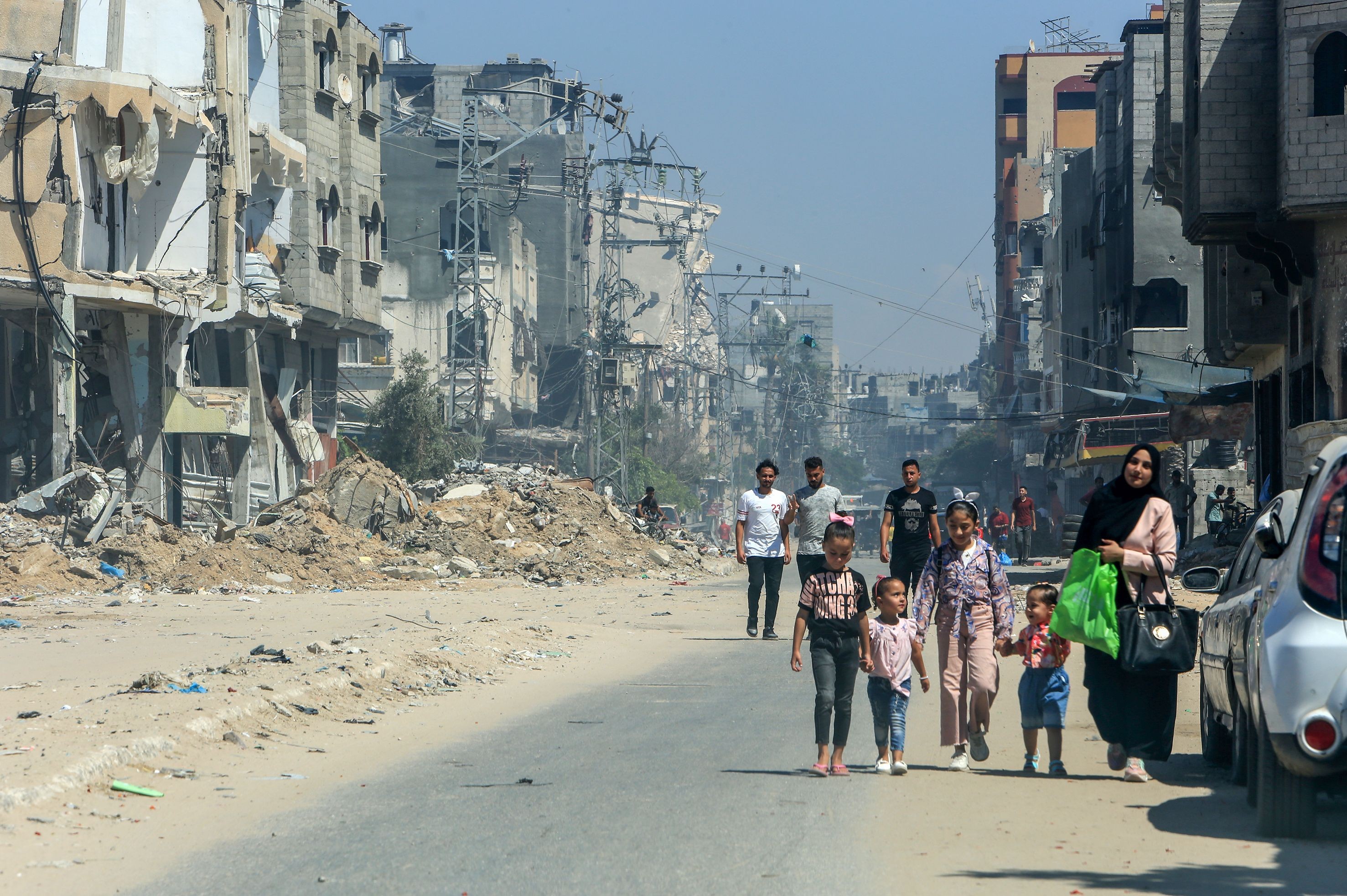 Gazze'de bombardımanda yıkılan binalar ve sokaktaki insanlar