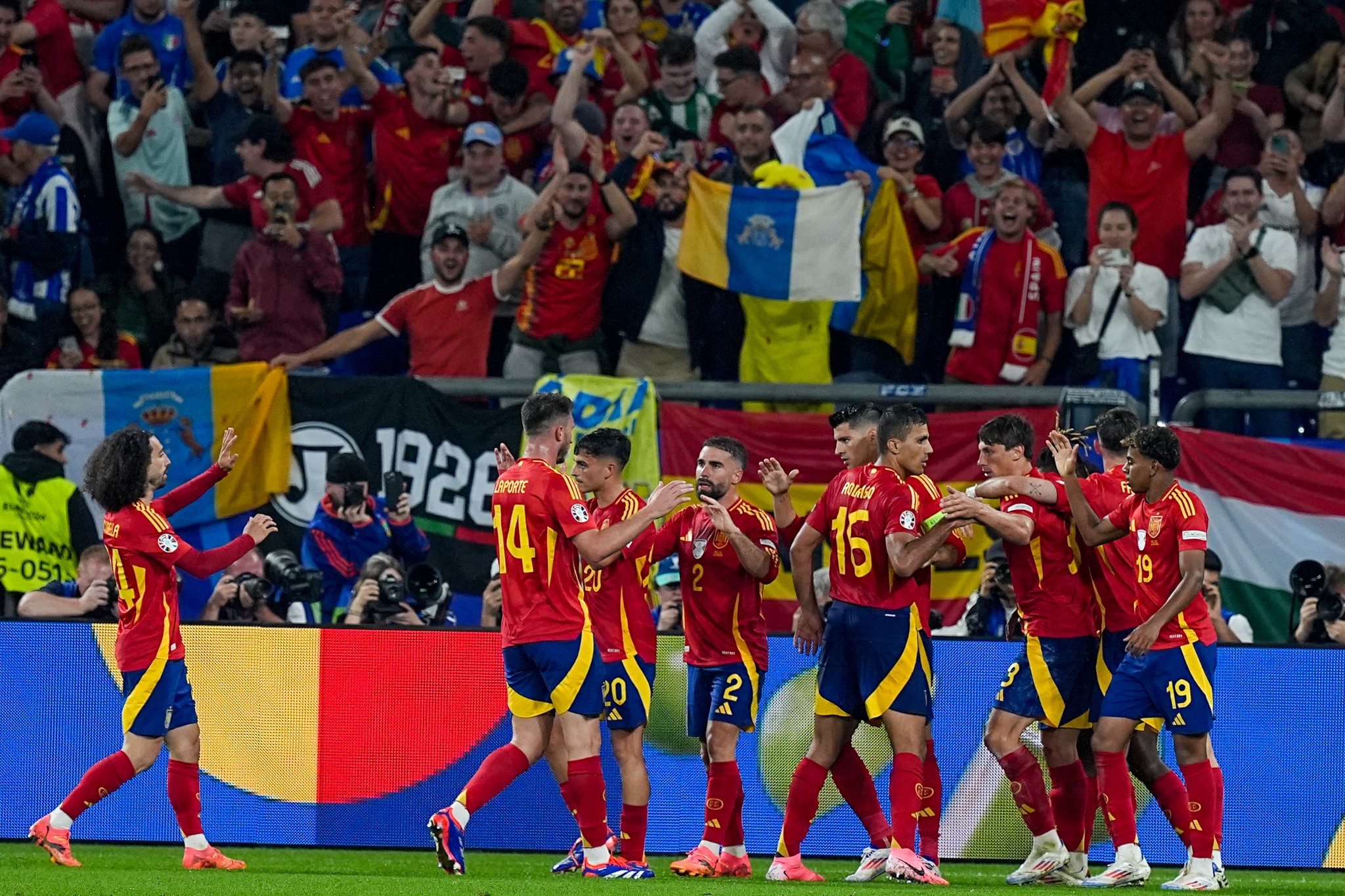 gol sonrası sevinen İspanya Milli Takımı oyuncuları