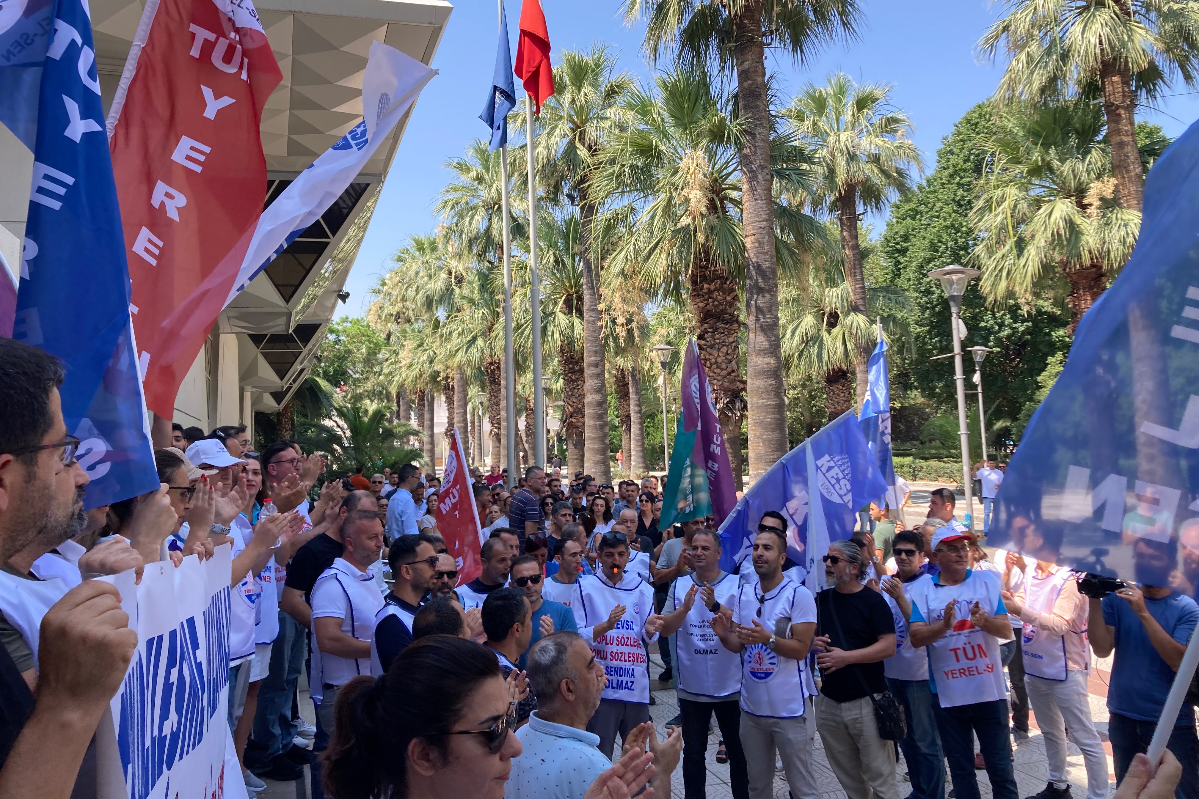 İzmir büyükşehir belediyesi kamu emekçileri hakları için kültürpark'ta yürüyüş düzenledi 